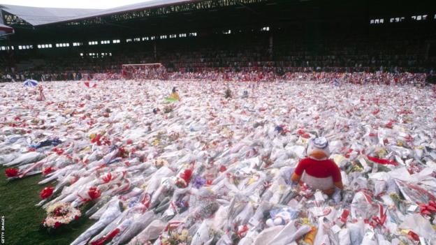 Nach der Hillsborough-Katastrophe bedecken Blumen das Anfield-Spielfeld vor dem Kop