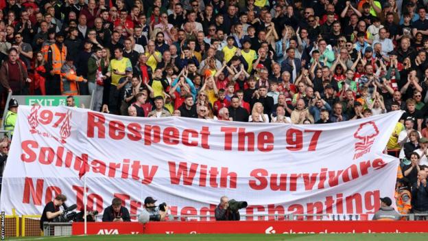 Fans von Nottingham Forest zeigen ein Banner an der Anfield Road
