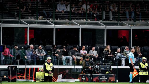 Fans verfolgen ein Spiel des AC Mailand von den neuen Plätzen am Spielfeldrand aus