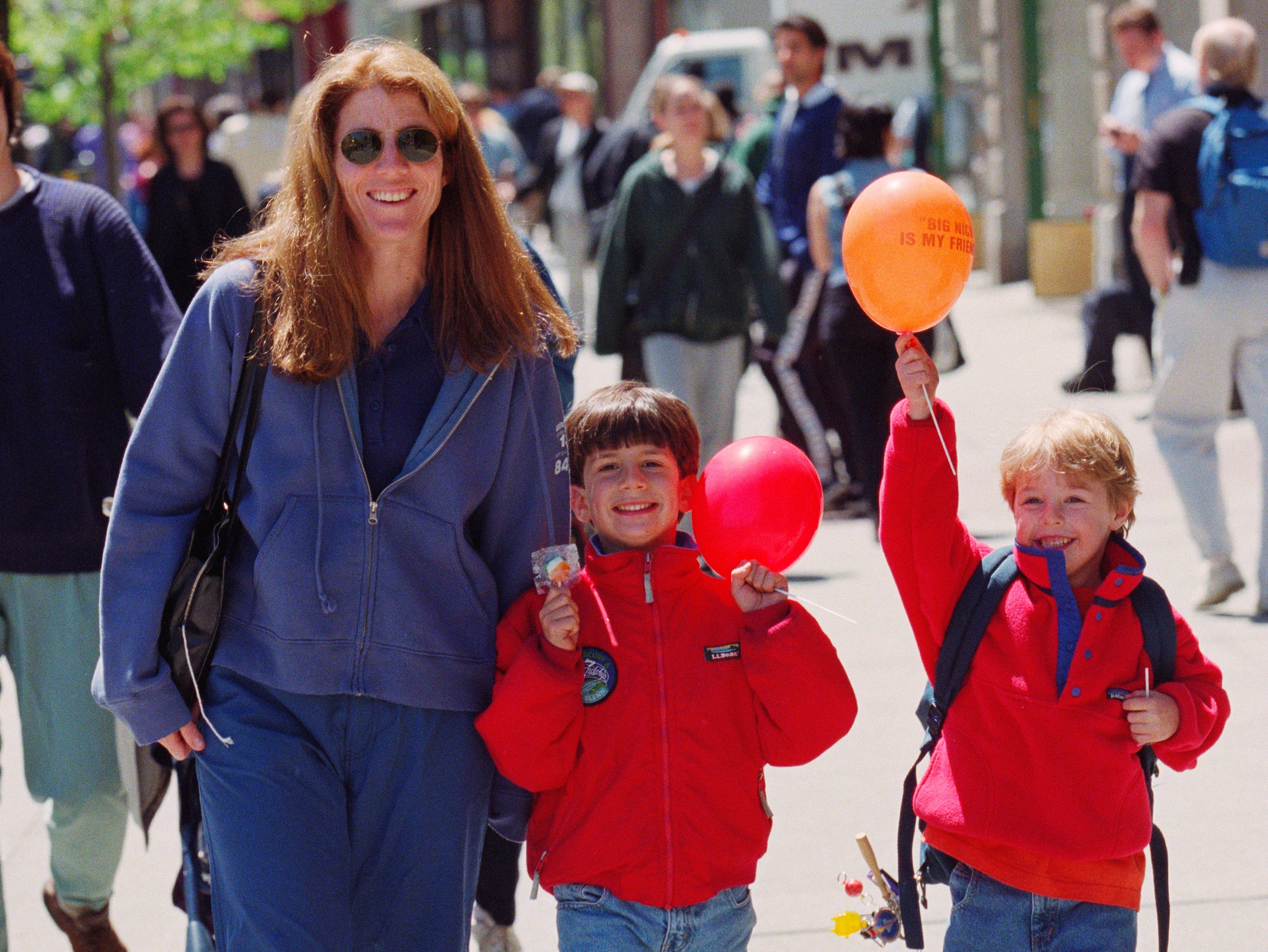 Caroline Kennedy Schlossberg geht im April 1999 mit ihrem Sohn Jack und einem Schulfreund spazieren