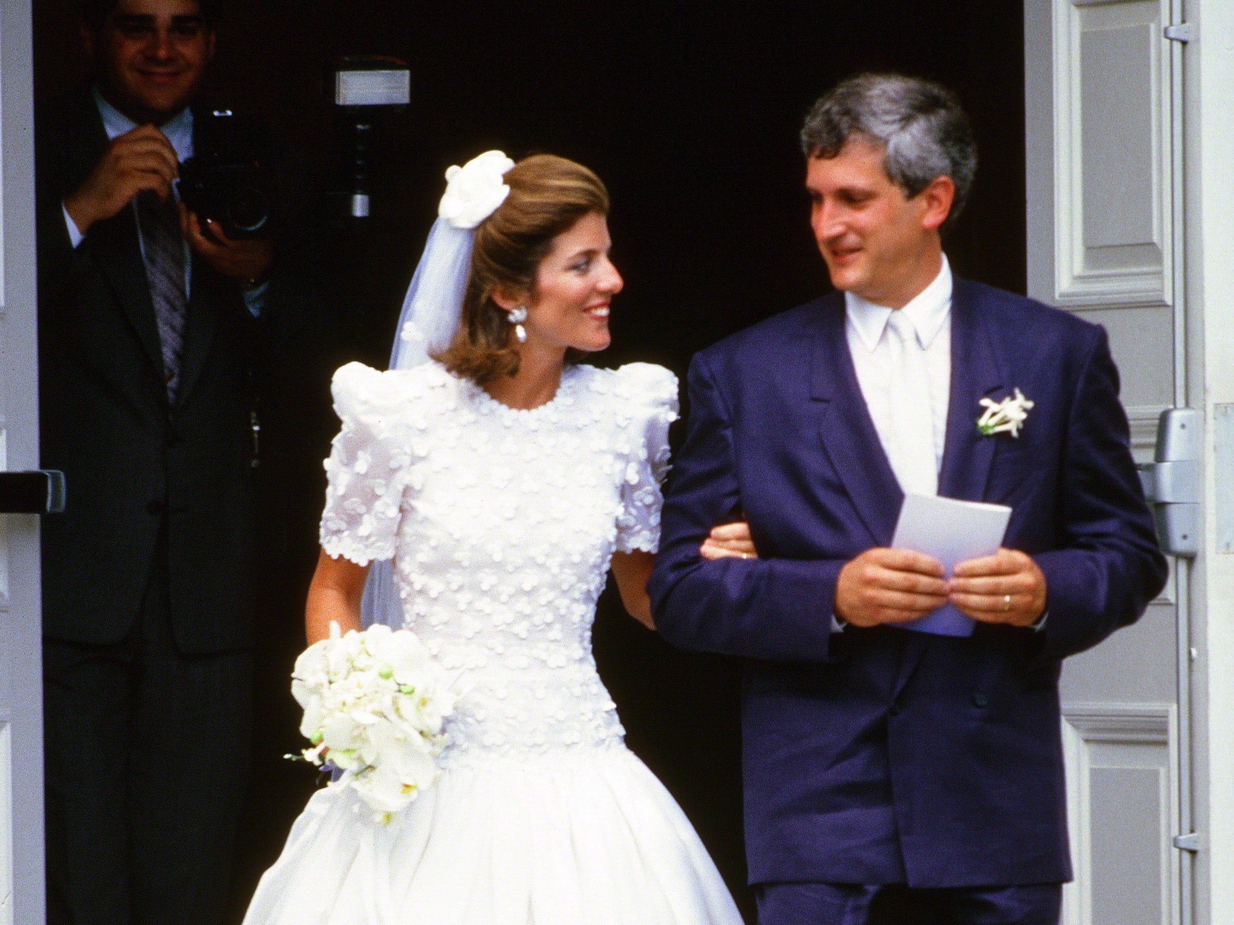 Caroline Kennedy und Edwin Schlossberg nehmen am 19. Juli 1986 an ihrer Hochzeitszeremonie teil.
