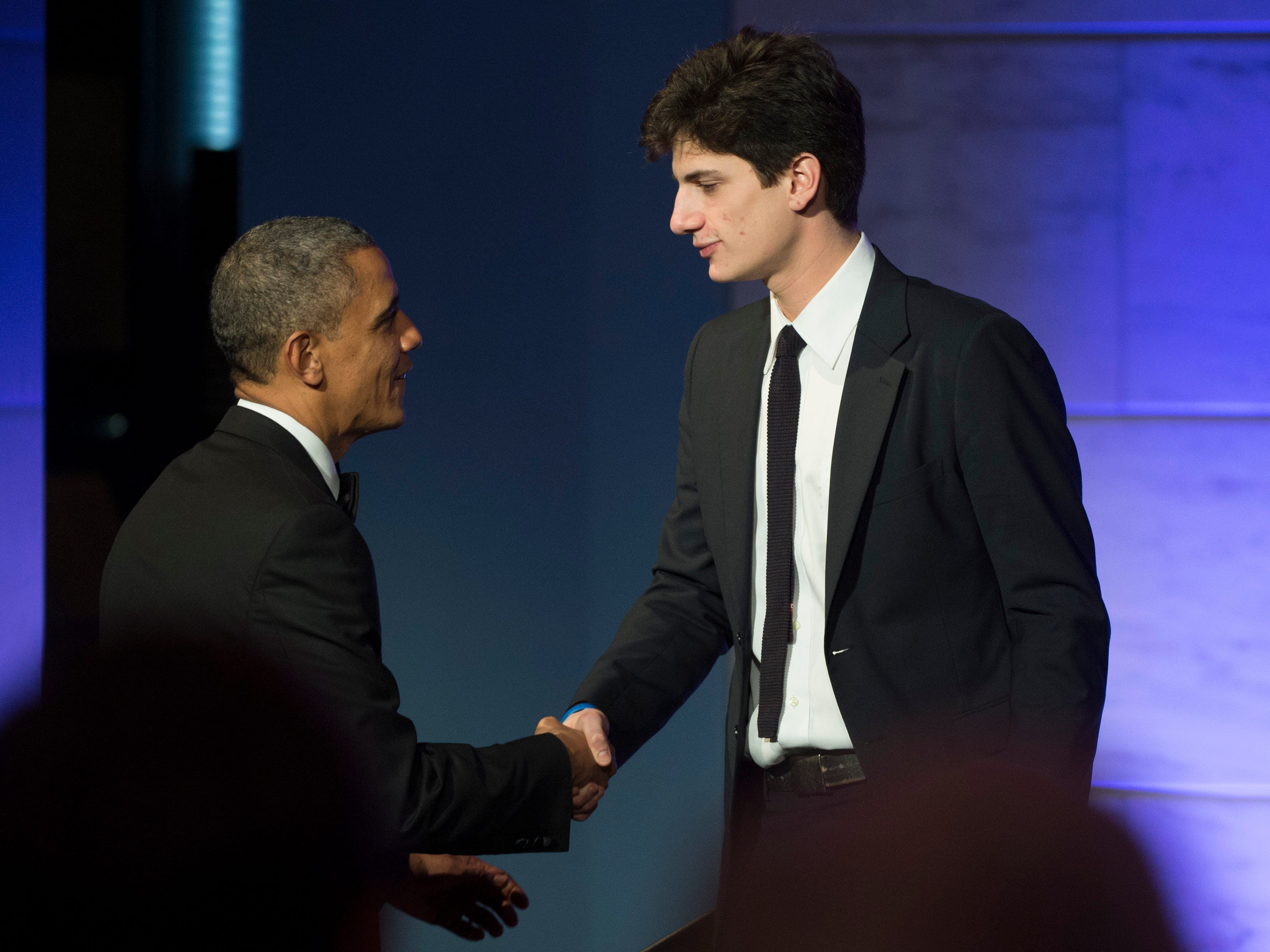 Barack Obama schüttelt Jack Schlossberg die Hand, nachdem er Obama am 20. November 2013 bei einem Abendessen zu Ehren der Medal of Freedom-Preisträger im Smithsonian National Museum of American History vorgestellt hat