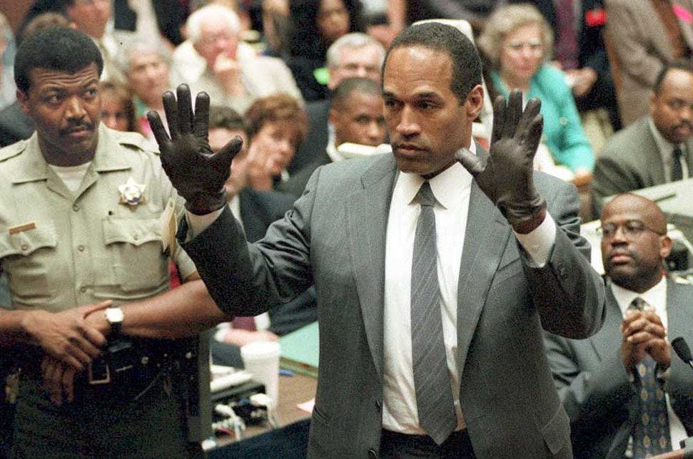 OJ Simpson trägt während seines Prozesses Handschuhe