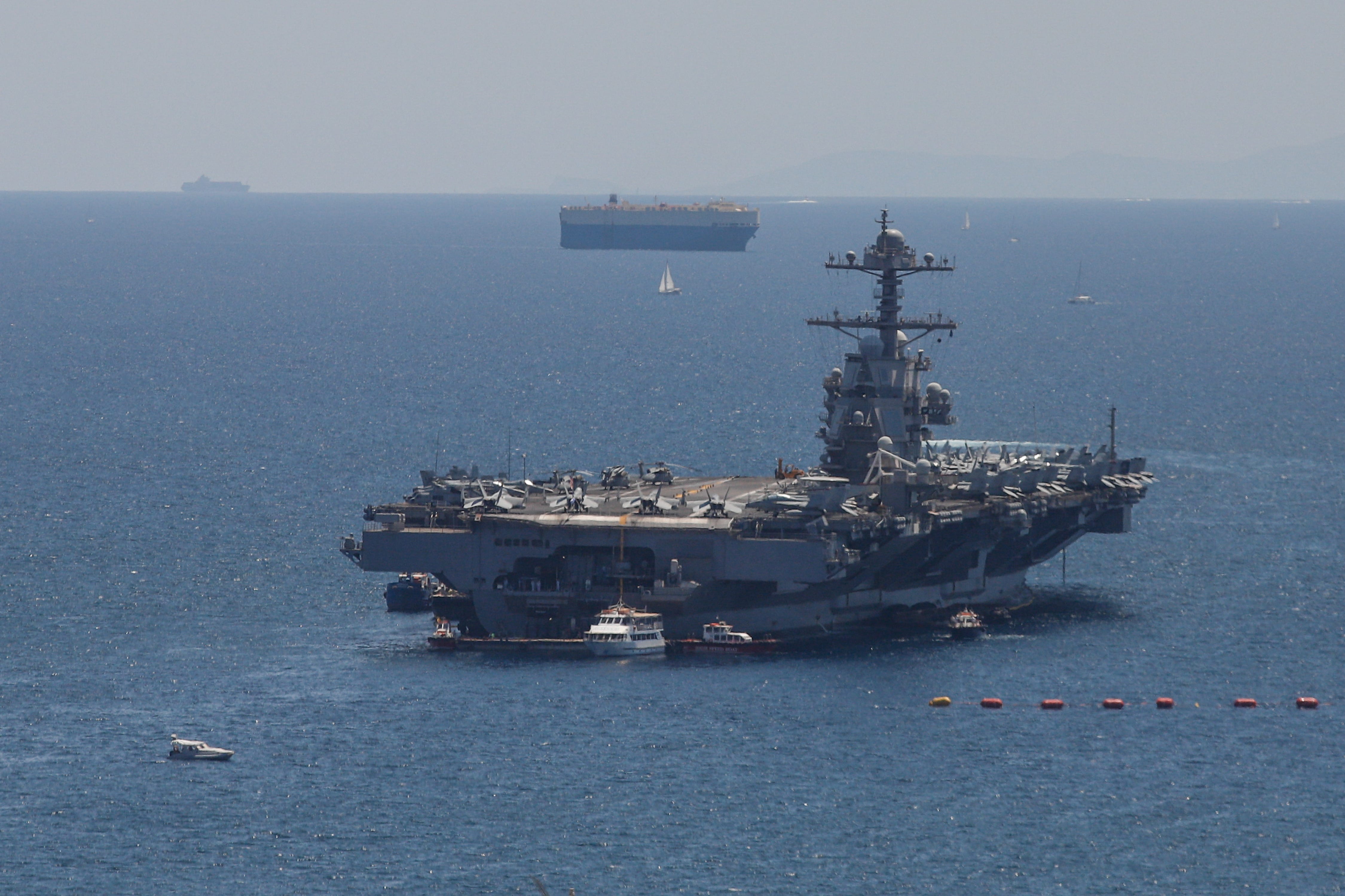 Die USS Gerald R. Ford, das „größte Kriegsschiff der Welt“, liegt im Rahmen ihres Sommereinsatzes am 28. Juli 2023 in der Faliro-Bucht in Athen, Griechenland, vor Anker