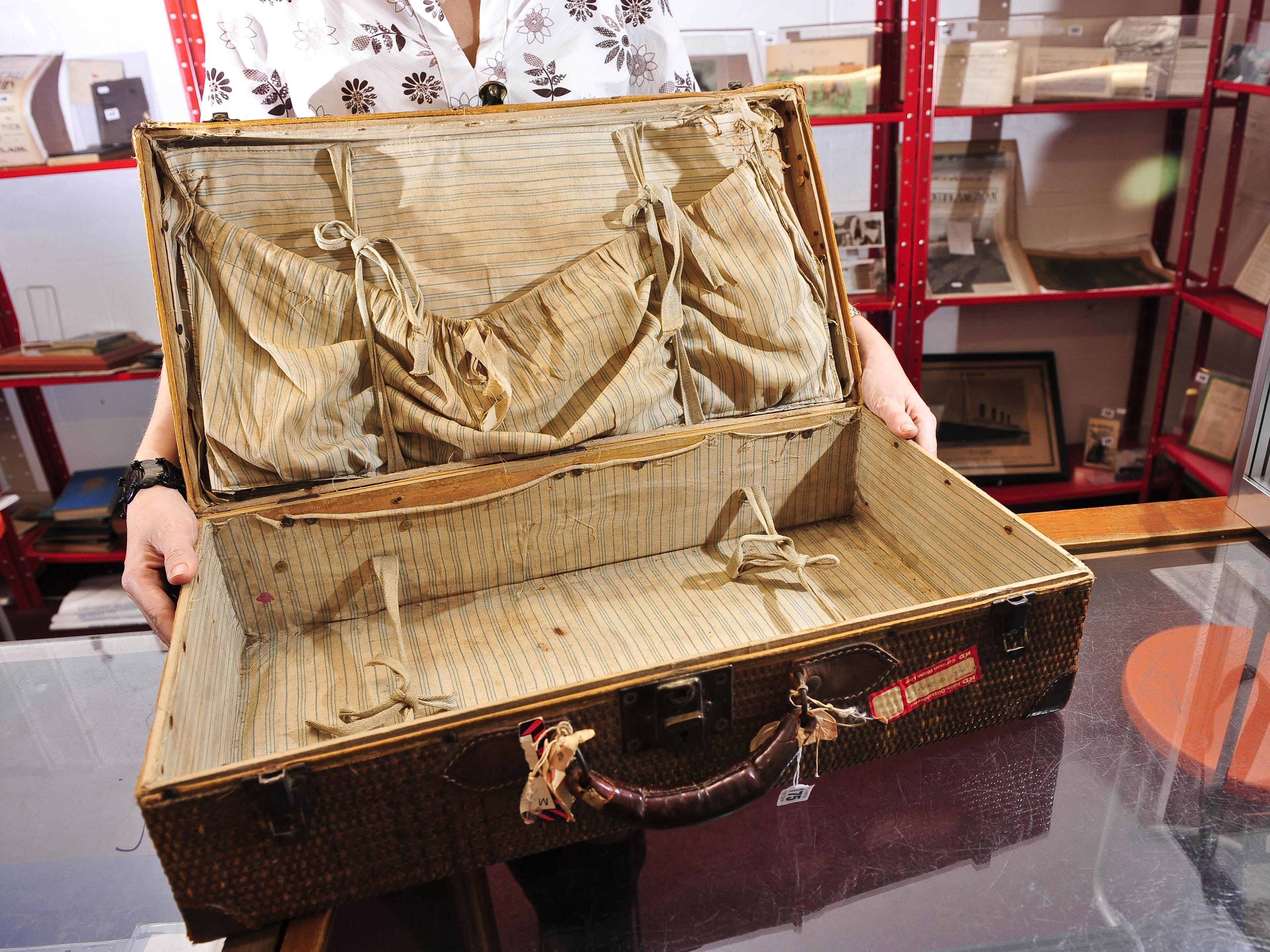 Ein 100 Jahre alter Koffer voller Kleidung, gespendet an Millvina Dean, die letzte verbliebene Überlebende der Titanic, der in Wiltshire versteigert wird