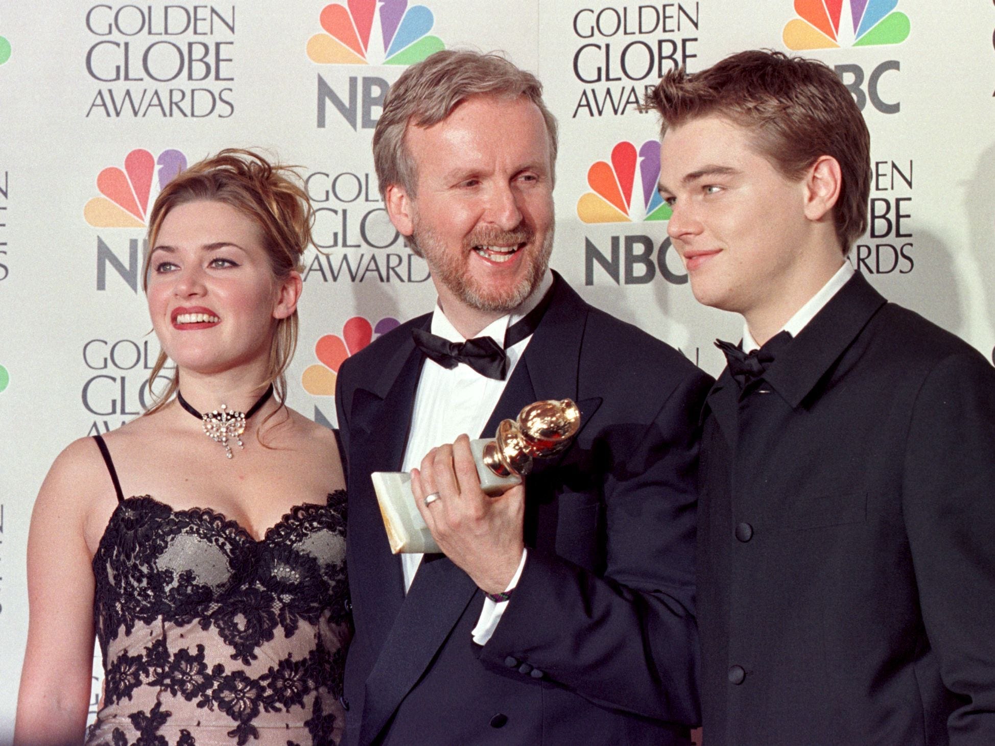 Regisseur James Cameron und Schauspielerin Kate Winslet sowie Schauspieler Leonardo DiCapri posieren für Fotografen, nachdem Cameron bei den 55. jährlichen Golden Globe Awards den Preis für die beste Regie für „Titanic“ gewonnen hat.