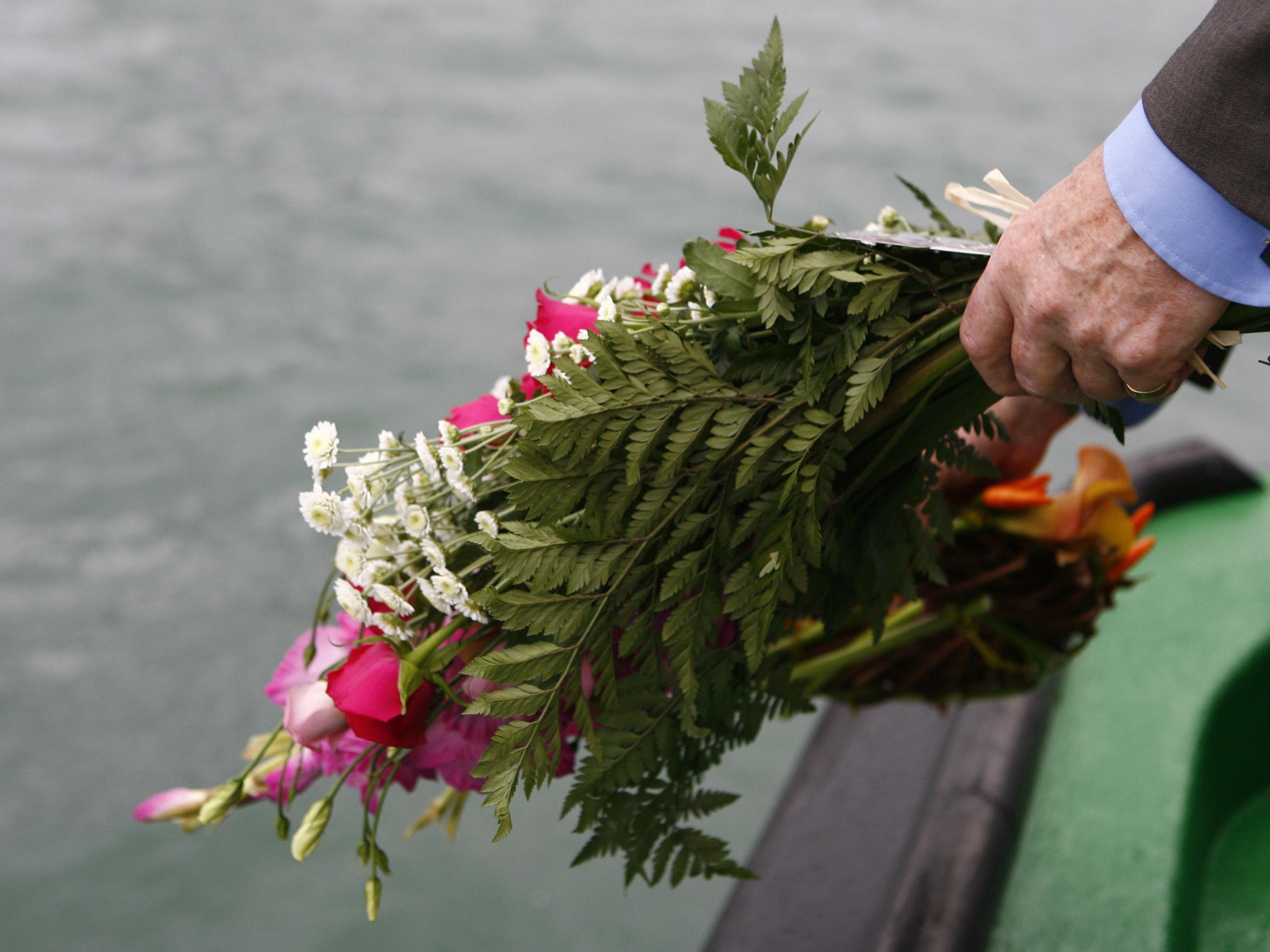 Zum Gedenken an Millvina Dean, die letzte Überlebende der Titanic-Katastrophe, werden Blumen in den Solent geworfen, am Terminal, wo das unglückselige Schiff an den Southampton Docks in Hampshire in See stach.