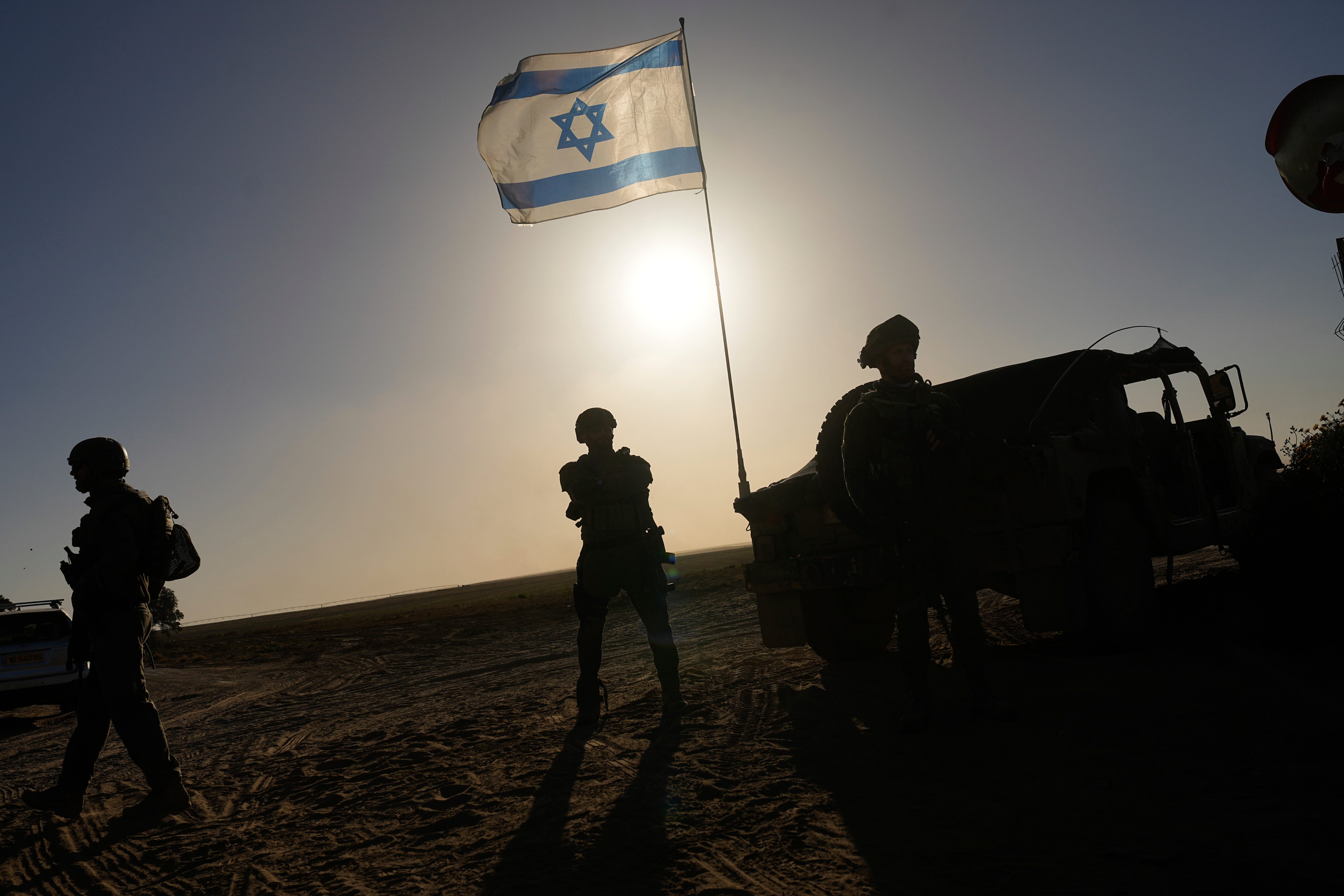 Israelische Soldaten werden am 4. März 2024 nahe der Grenze zum Gazastreifen im Süden Israels gesehen.