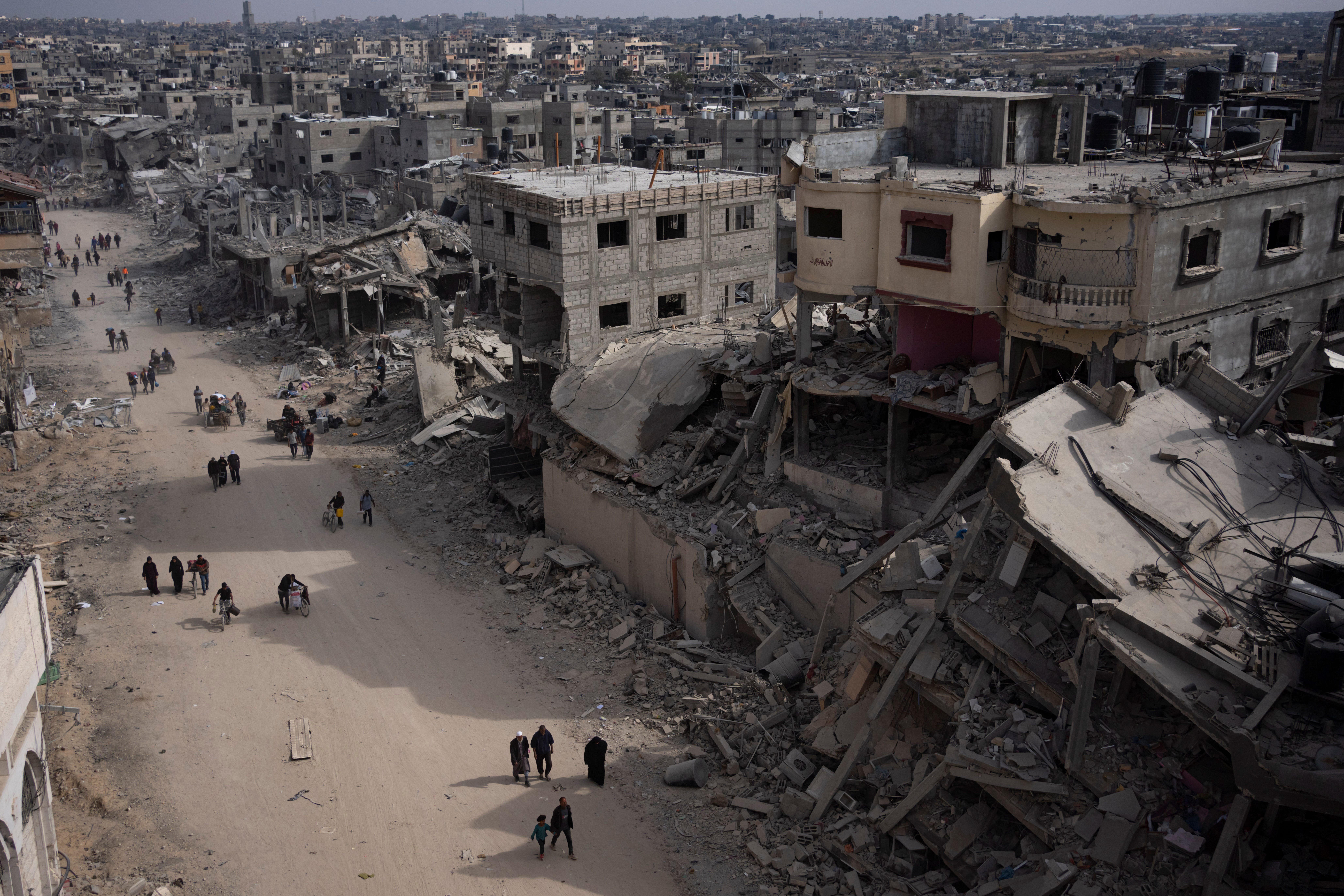 Palästinenser gehen durch die Zerstörung nach einer israelischen Luft- und Bodenoffensive in Khan Younis am 8. April 2024.