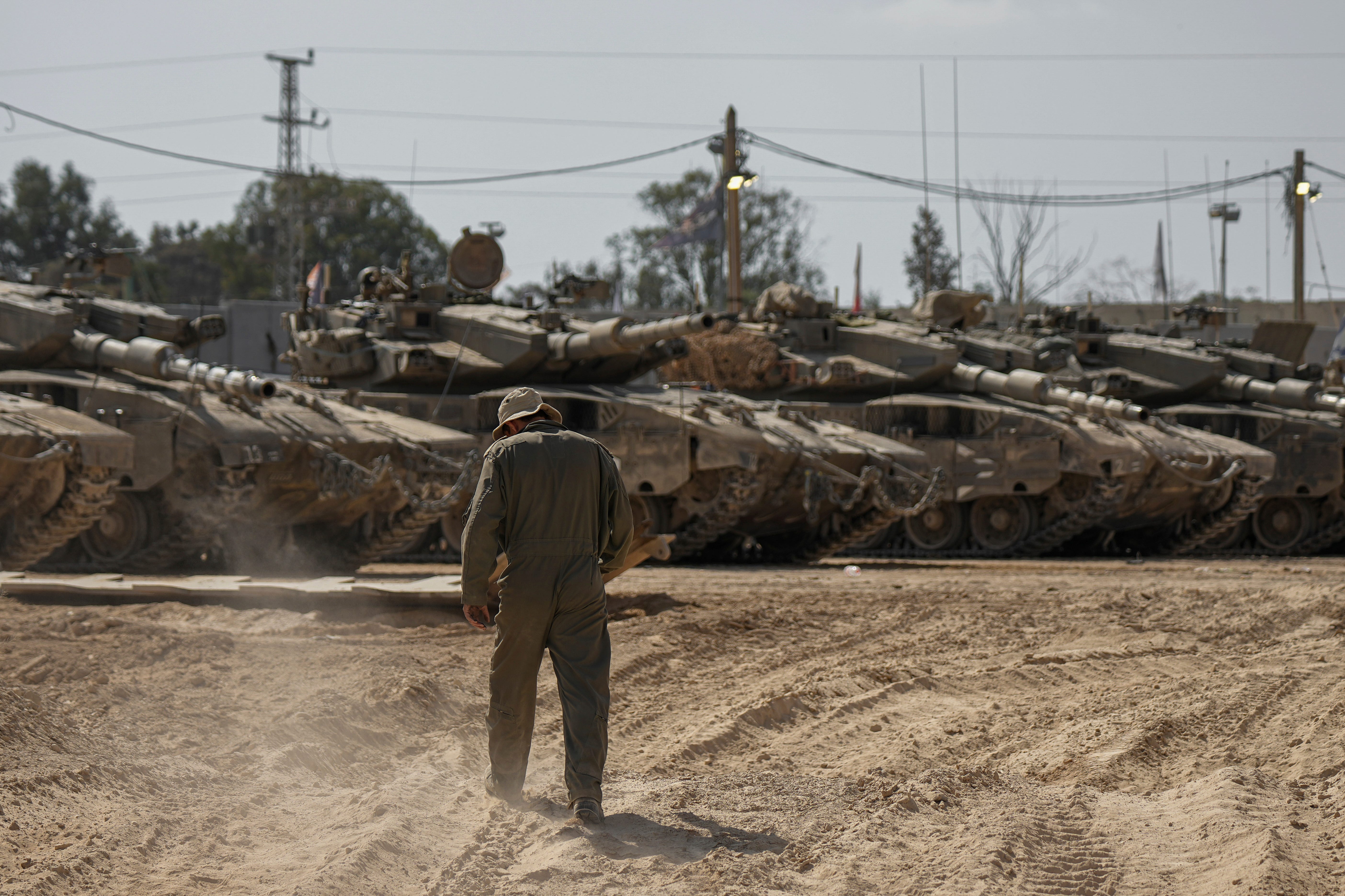 Israelische Soldaten arbeiten am 11. April 2024 auf einem Stützpunkt nahe der Grenze zum Gazastreifen im Süden Israels an Panzern.