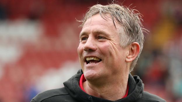 Wrexham-Manager Phil Parkinson feiert den Aufstieg aus der zweiten Liga