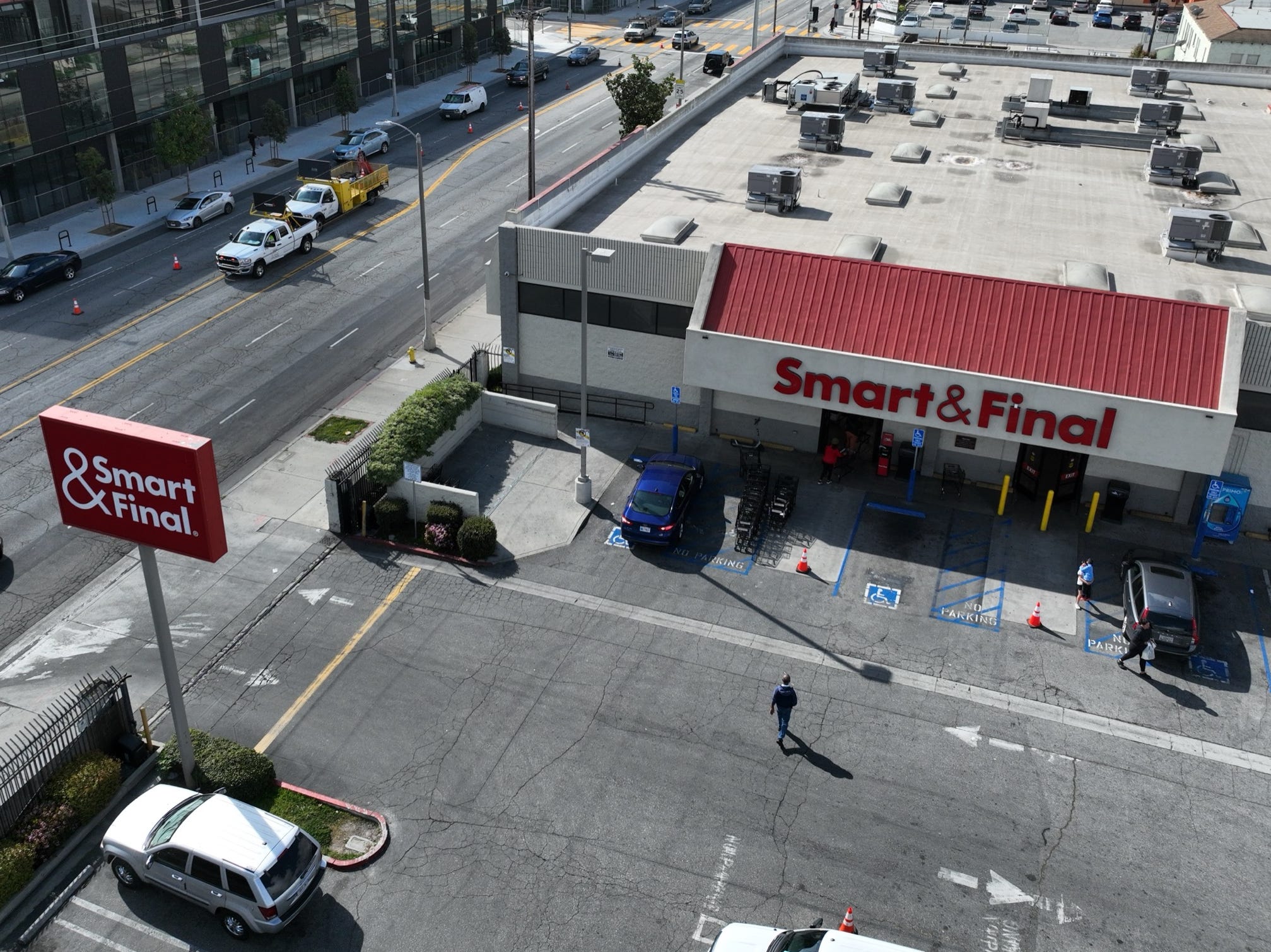 Eine Luftaufnahme des Lebensmittelgeschäfts Smart & Final am Crenshaw Blvd.  im Süden von Los Angeles