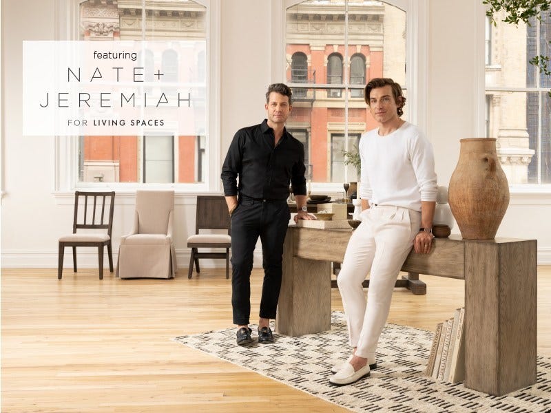 Prominente Designer posieren für ein Werbebild für den Möbelhändler Living Spaces.