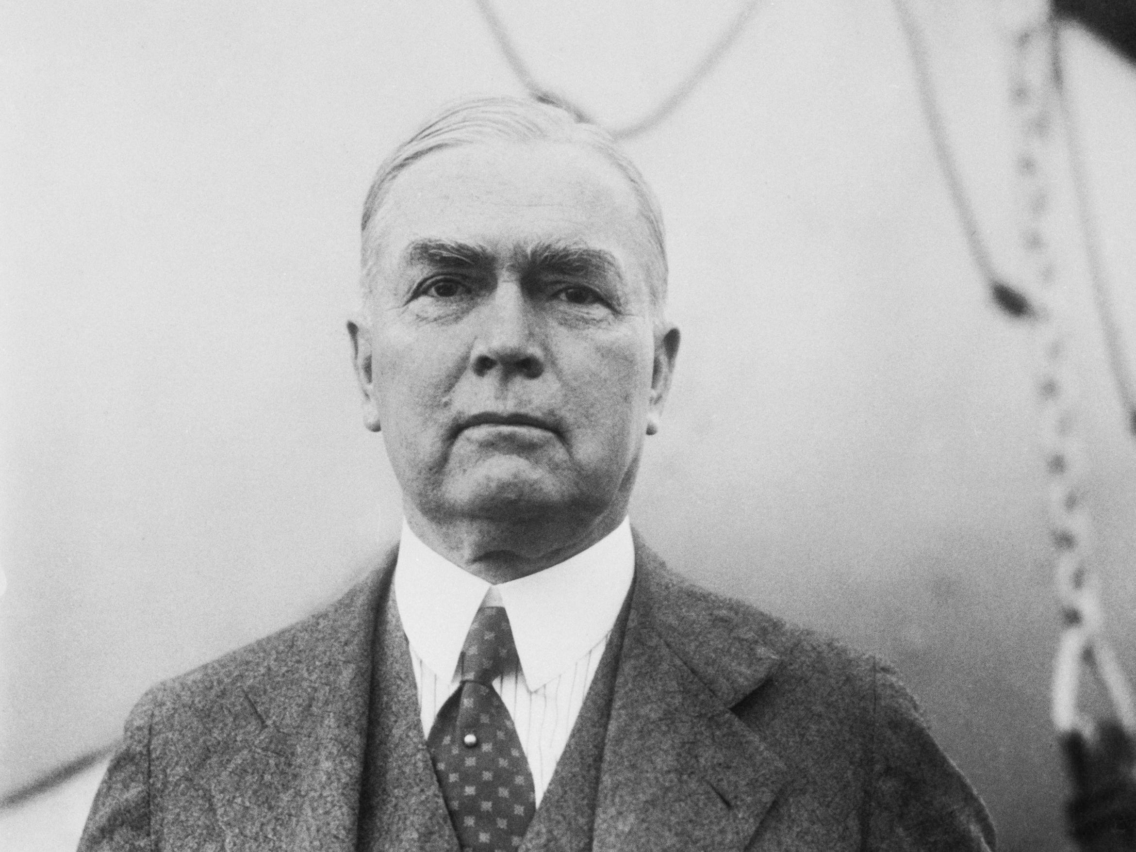 Ein Schwarz-Weiß-Bild von John R. Mott in einem Anzug mit gemusterter Krawatte.