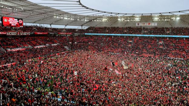 Tausende Fans von Bayer Leverkusen feierten auf dem Rasen, dass der Verein erstmals Bundesliga-Meister wurde