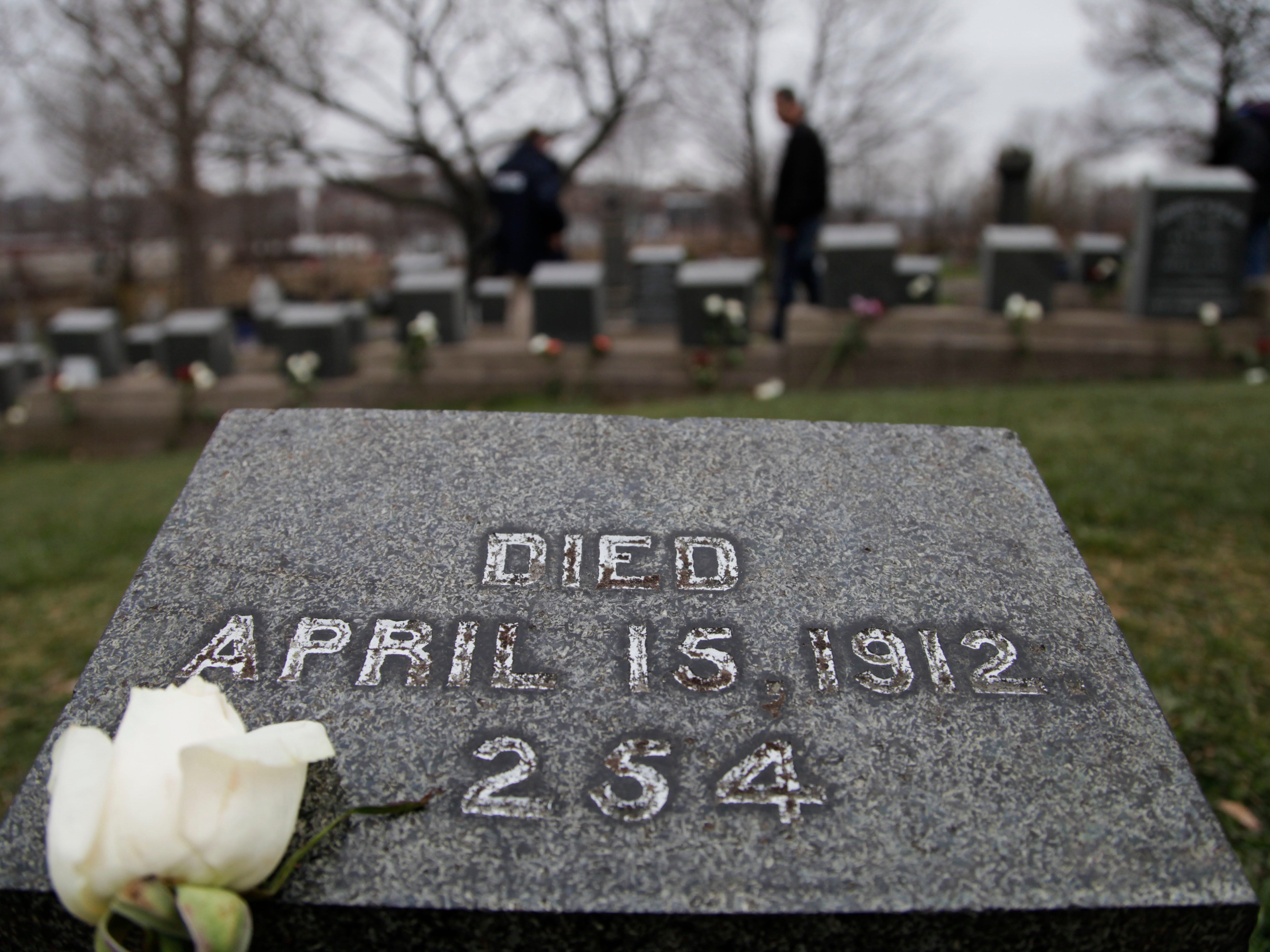 Ein Grab auf dem Friedhof Fairview Lawn in Halifax, Kanada, wo 121 Titanic-Opfer begraben sind.
