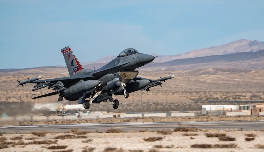 Ein Kampfjet vom Typ F-16C Fighting Falcon bereitet sich auf die Landung vor