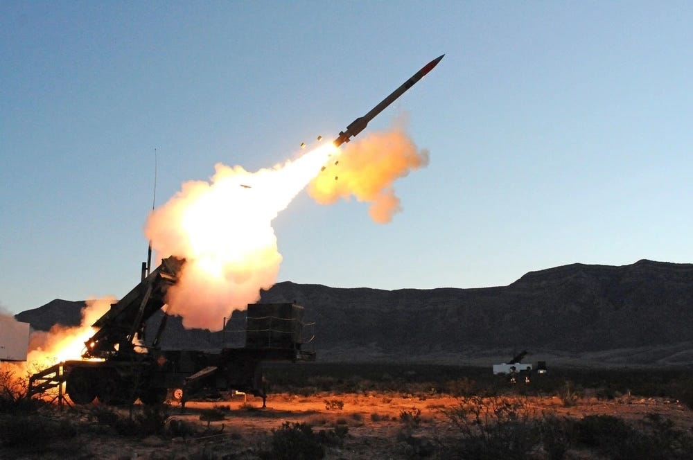 Der Armeetest feuert eine Patriot-Rakete ab.