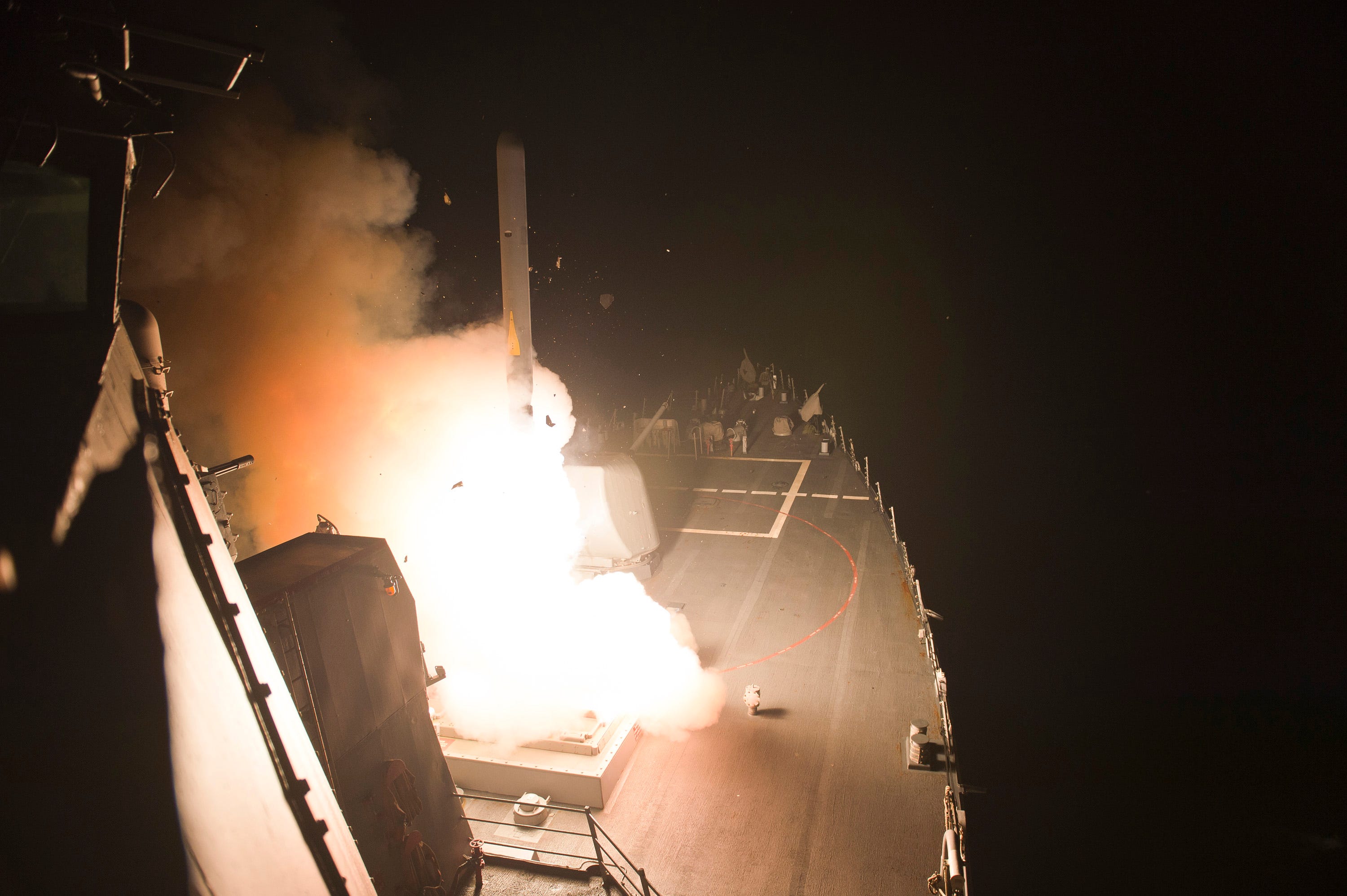 Der Lenkwaffenzerstörer USS Arleigh Burke (DDG 51) feuert Tomahawk-Marschflugkörper ab.