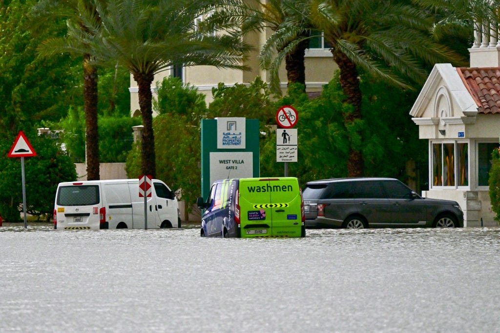 Nach sintflutartigen Regenfällen im Golfemirat Dubai am 16. April 2024 sind Fahrzeuge auf einer überfluteten Straße gestrandet.