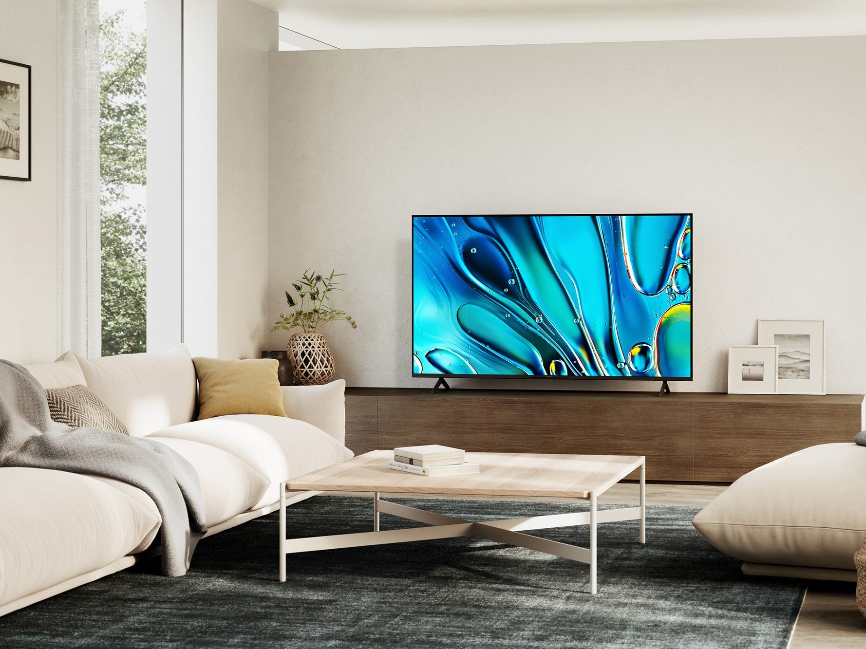 Ein Sony Bravia 3 LED-Fernseher auf einem TV-Ständer im Wohnzimmer.