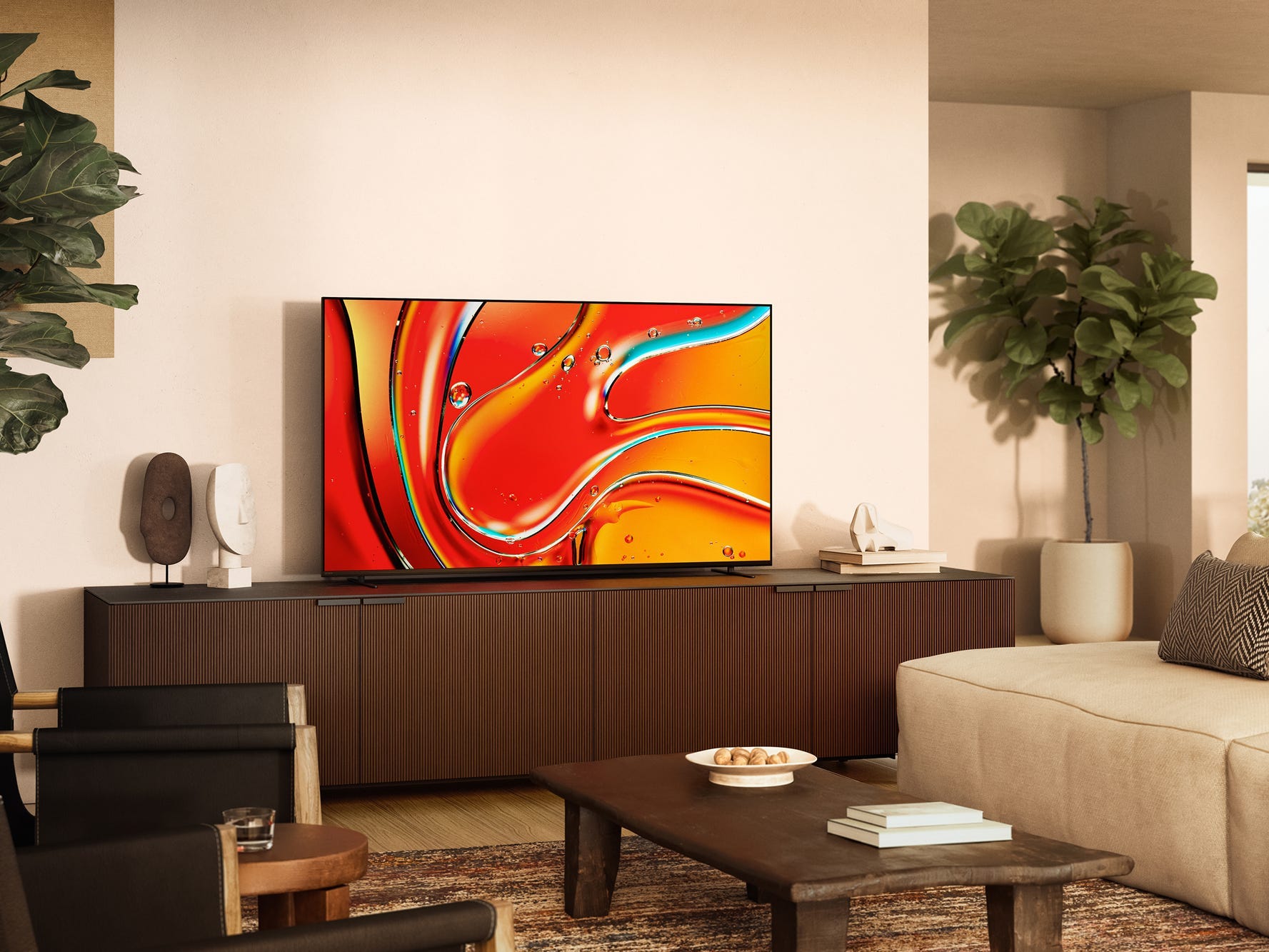 Ein Bravia 7 Mini LED-Fernseher auf einer Unterhaltungskonsole in einem Wohnzimmer.