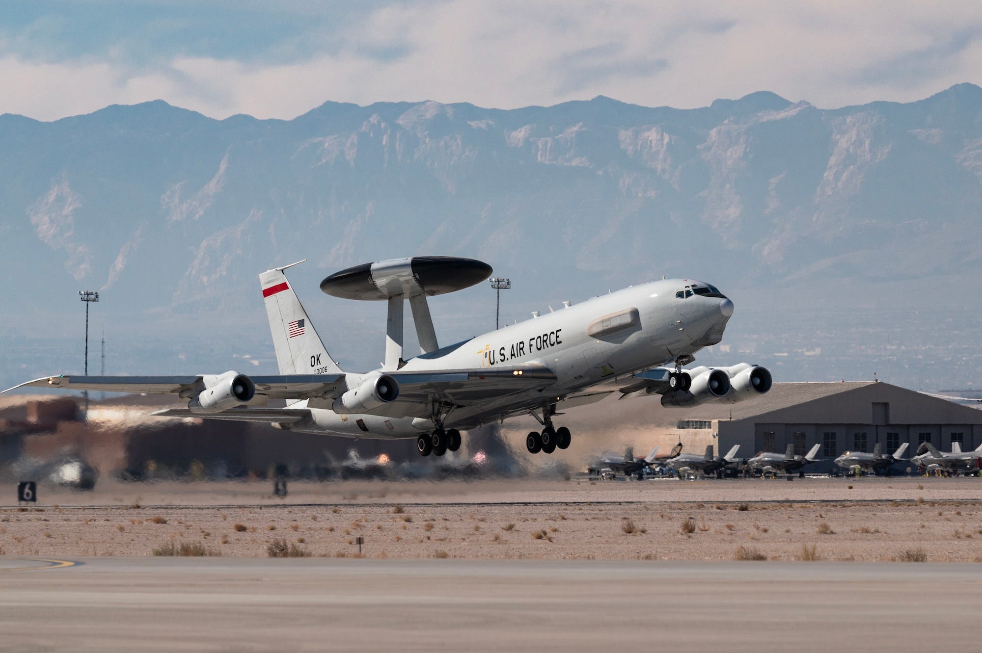 Eine E-3 Sentry hebt am 16. Januar 2024 auf der Nellis Air Force Base in Nevada ab.