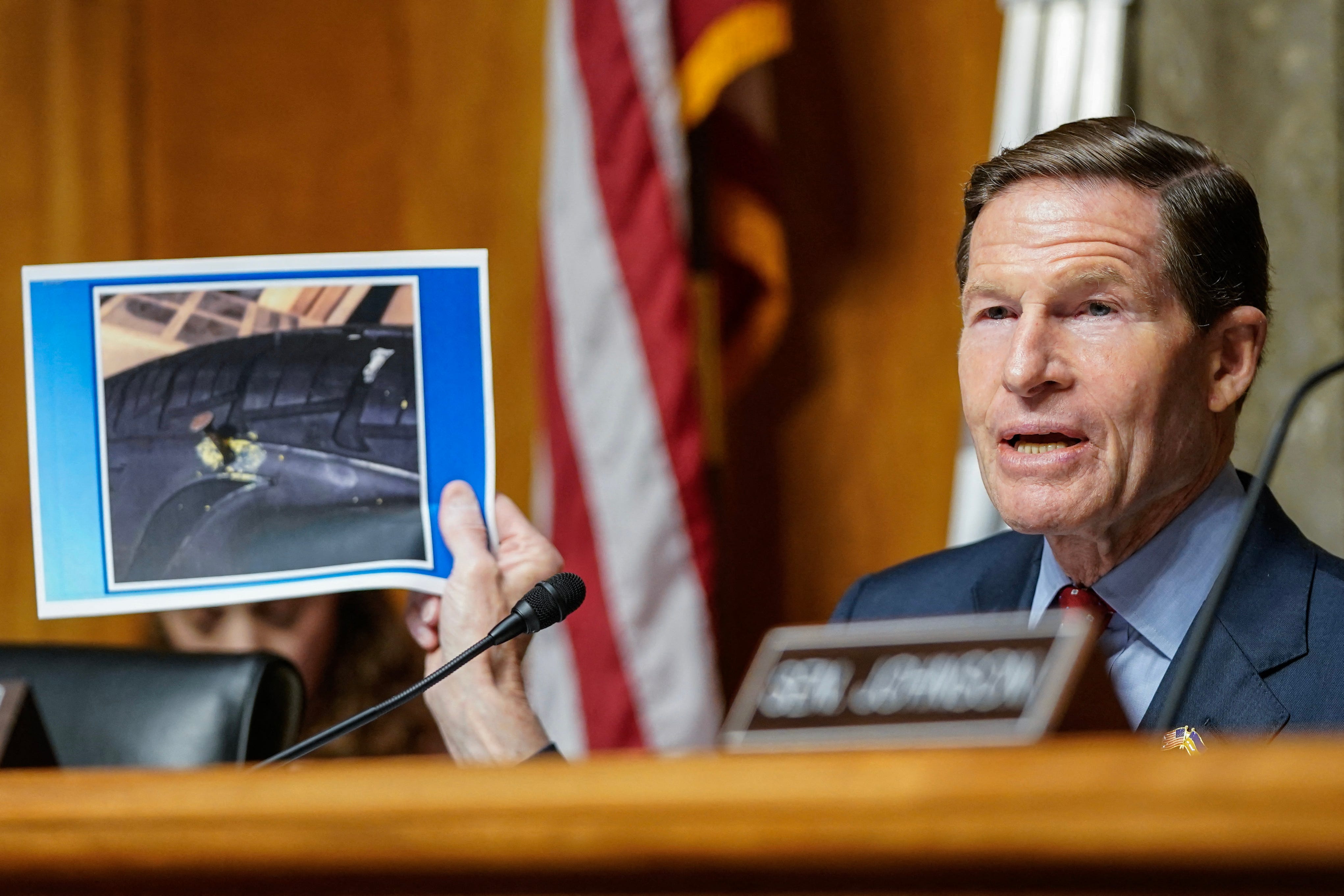 Der Vorsitzende des Ausschusses, US-Senator Richard Blumenthal, Demokrat aus Connecticut, hält ein Bild eines Nagels in einem Reifen, der laut Boeing-Ingenieur Sam Salehpour seiner Meinung nach absichtlich in seinen Autoreifen gesteckt wurde, als Vergeltung dafür, dass er ein Whistleblower war.