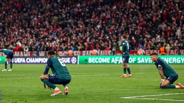 Die Spieler von Arsenal reagieren nach der Niederlage gegen Bayern München in der Champions League