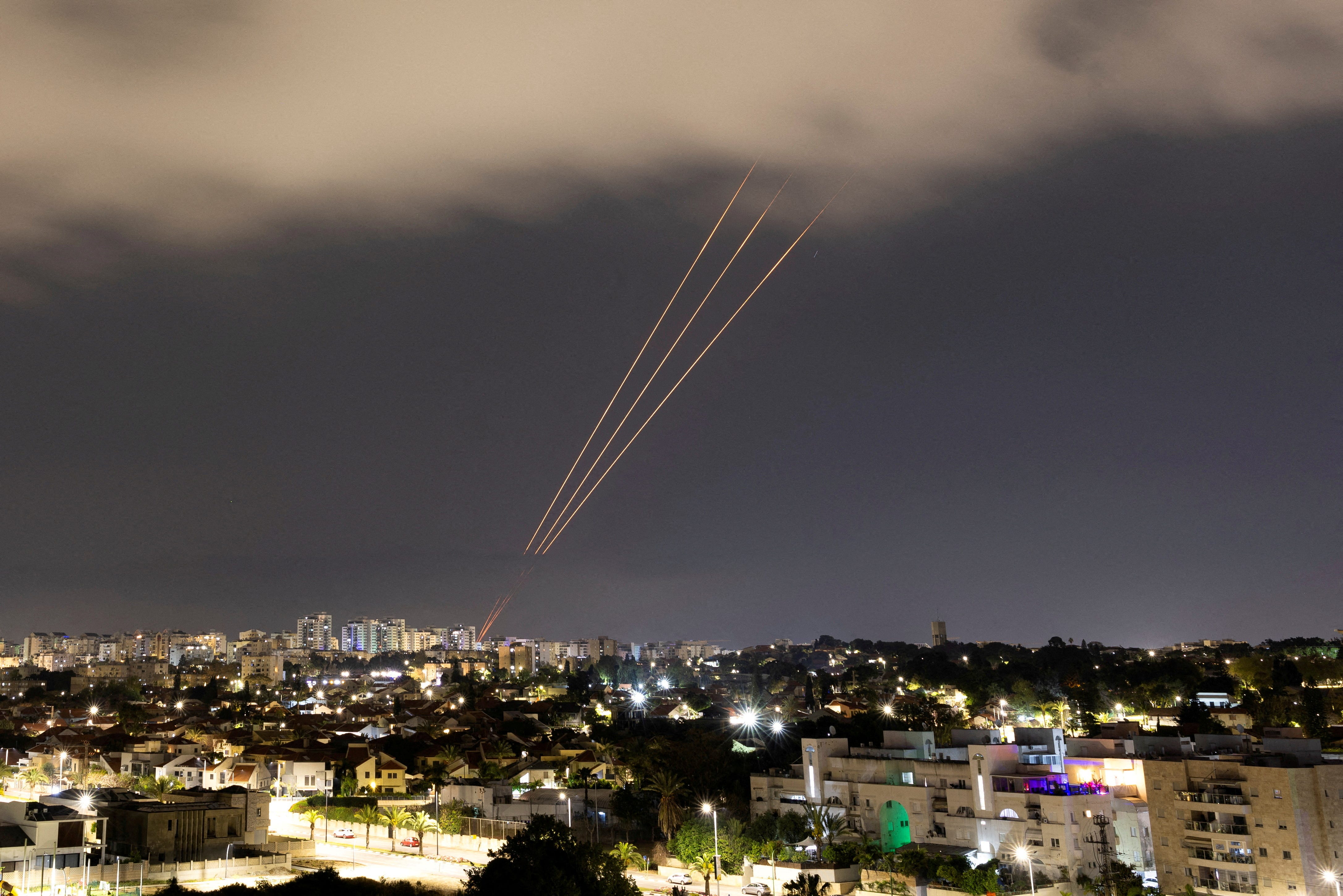 Ein Raketenabwehrsystem ist in Betrieb, nachdem der Iran am 14. April 2024 Drohnen und Raketen auf Israel abgefeuert hat, gesehen von Aschkelon, Israel.