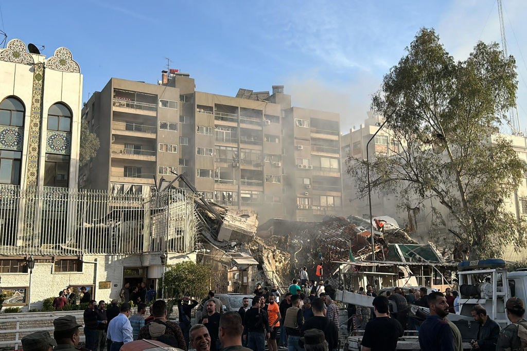 Am 1. April 2024 versammelten sich Notfall- und Sicherheitskräfte am Ort der Angriffe auf ein Gebäude neben der iranischen Botschaft in der syrischen Hauptstadt Damaskus.