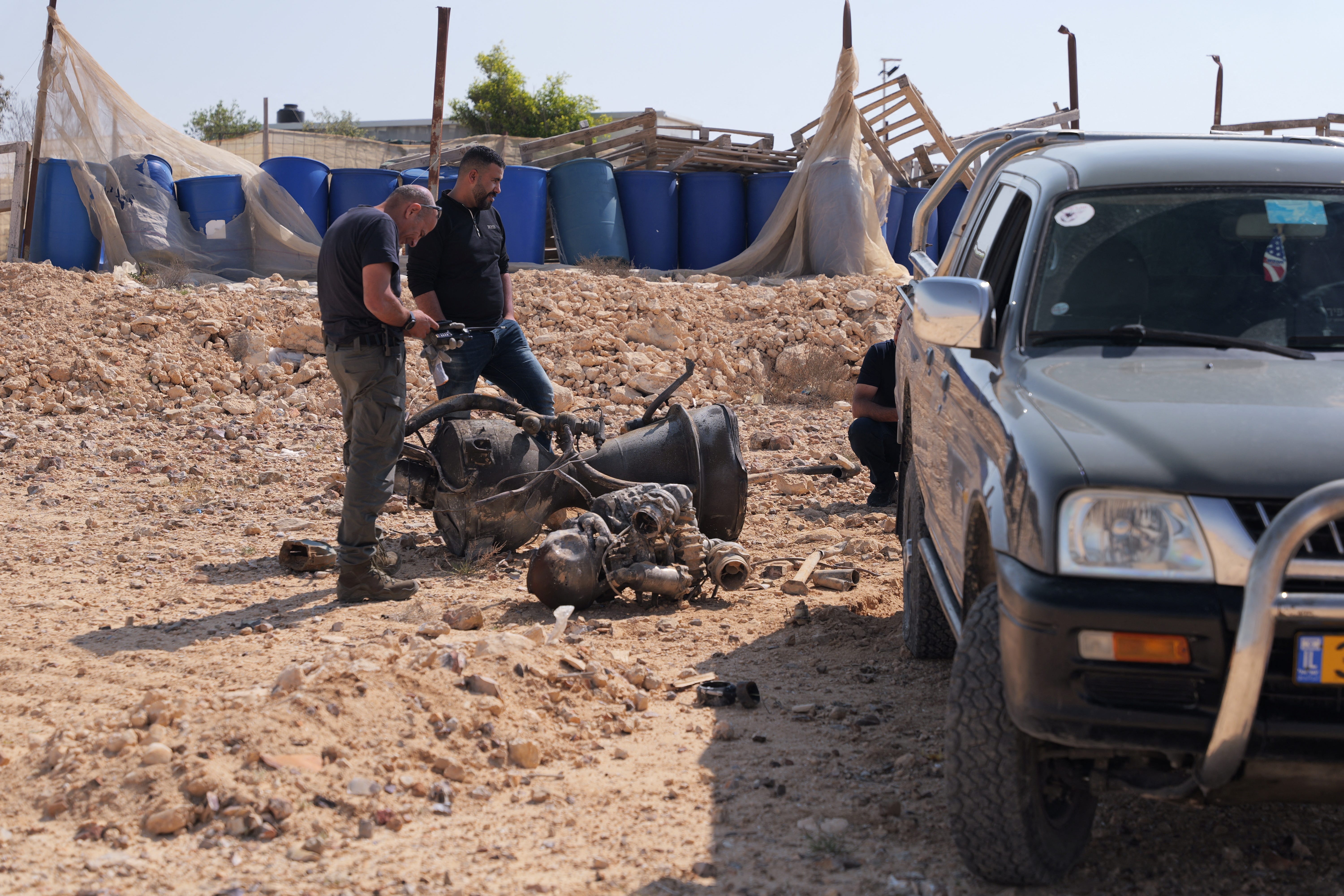 Ein Polizist inspiziert am 14. April 2024 die Überreste eines Raketenverstärkers in der Nähe von Arad, Israel.