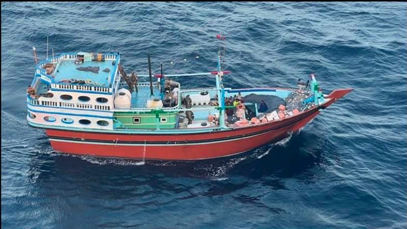 Dieses undatierte Foto, das vom Zentralkommando des US-Militärs veröffentlicht wurde, zeigt angeblich ein Schiff, das in Iran hergestellte Raketenkomponenten transportierte, die für die Houthis im Arabischen Meer bestimmt waren.