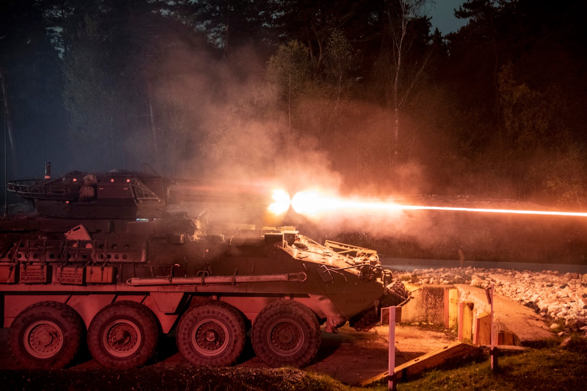 US-Soldaten feuern während einer Übung im Jahr 2022 die 30-mm-Autokanone des Dragoon ab.