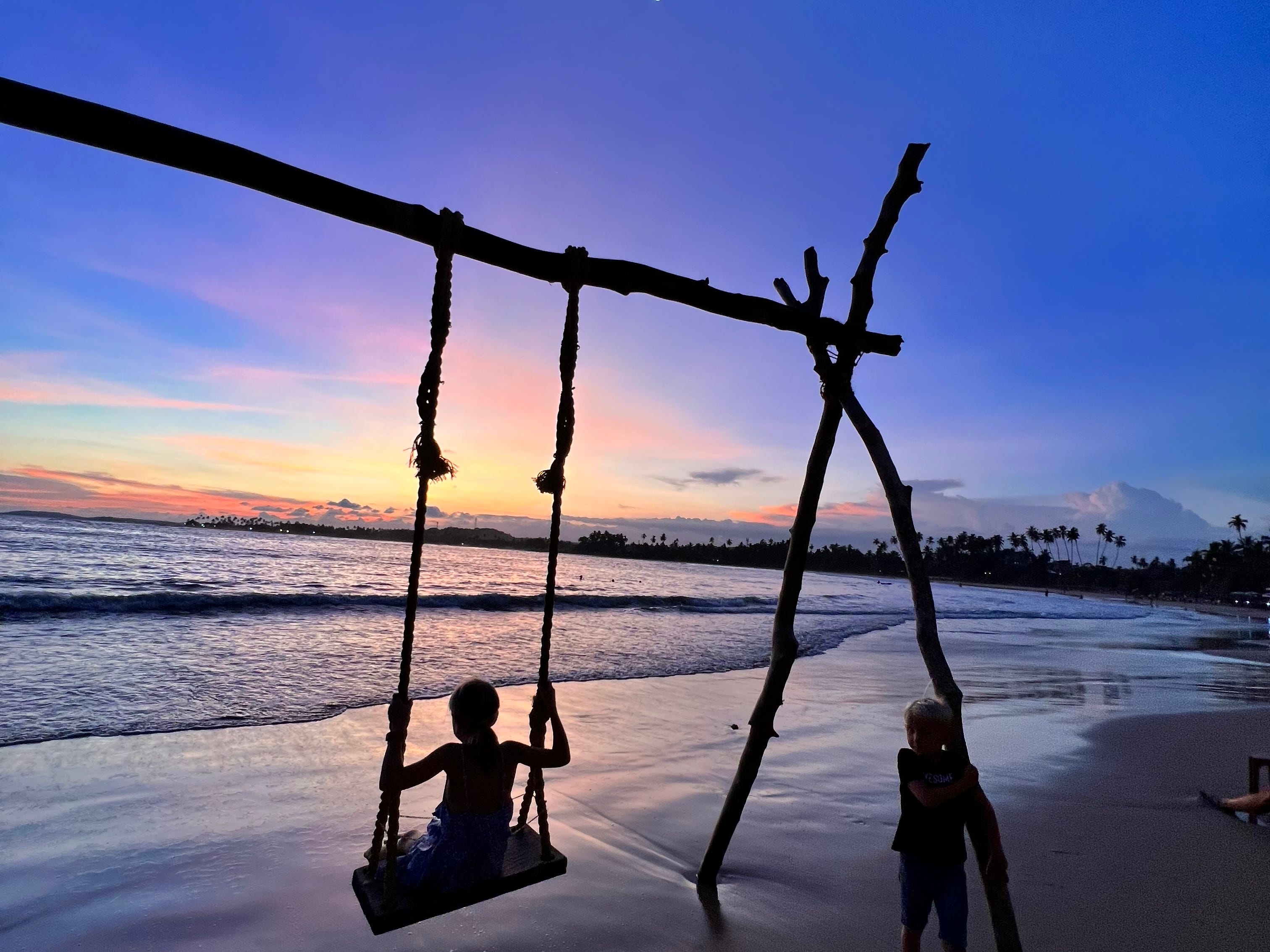 Edwards' Tochter und Sohn an einem Strand in Sri Lanka.