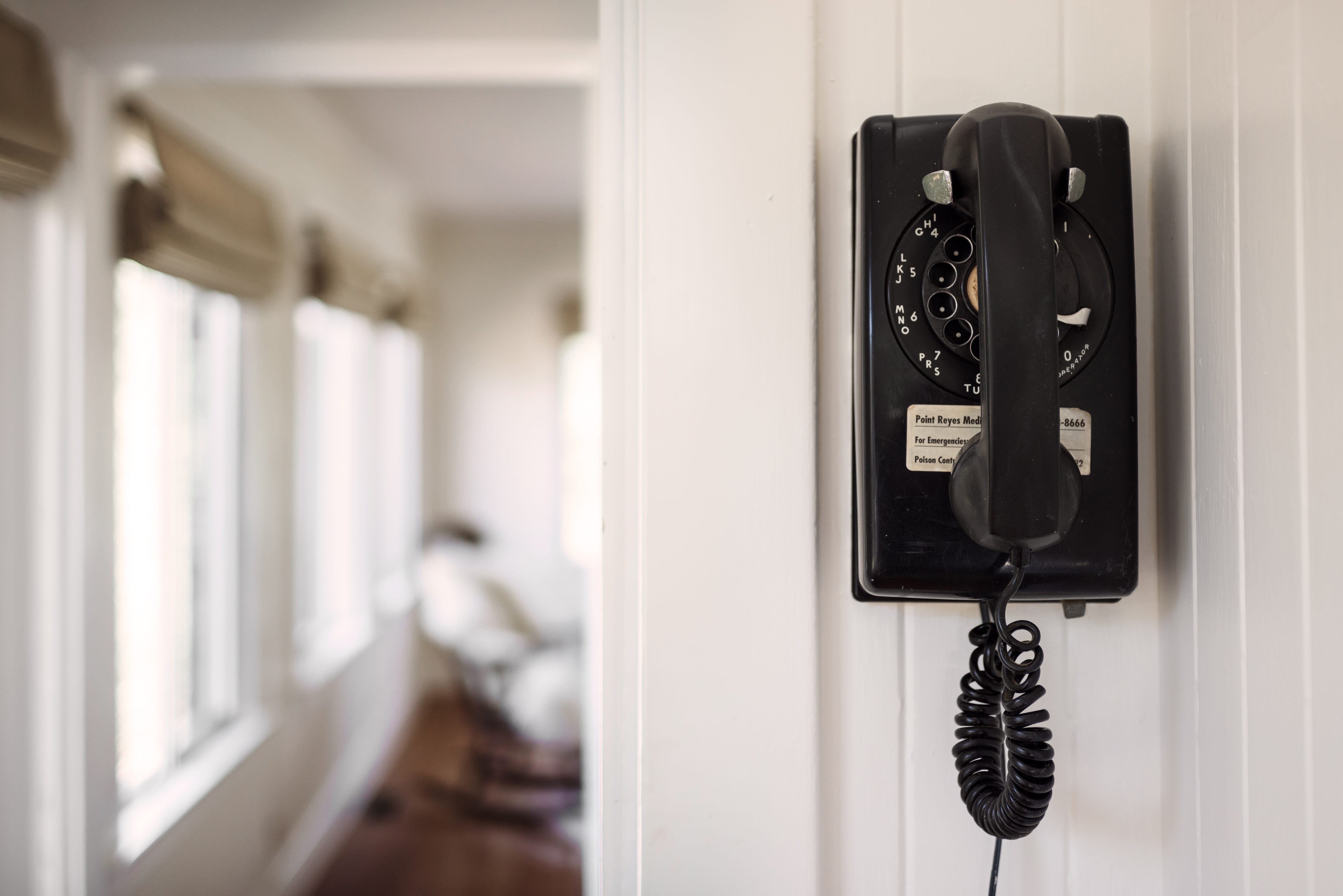 Ein Blick auf das Telefon mit Wählscheibe, das noch immer an der Wand im kalifornischen Anwesen von Annie Leibovitz hängt