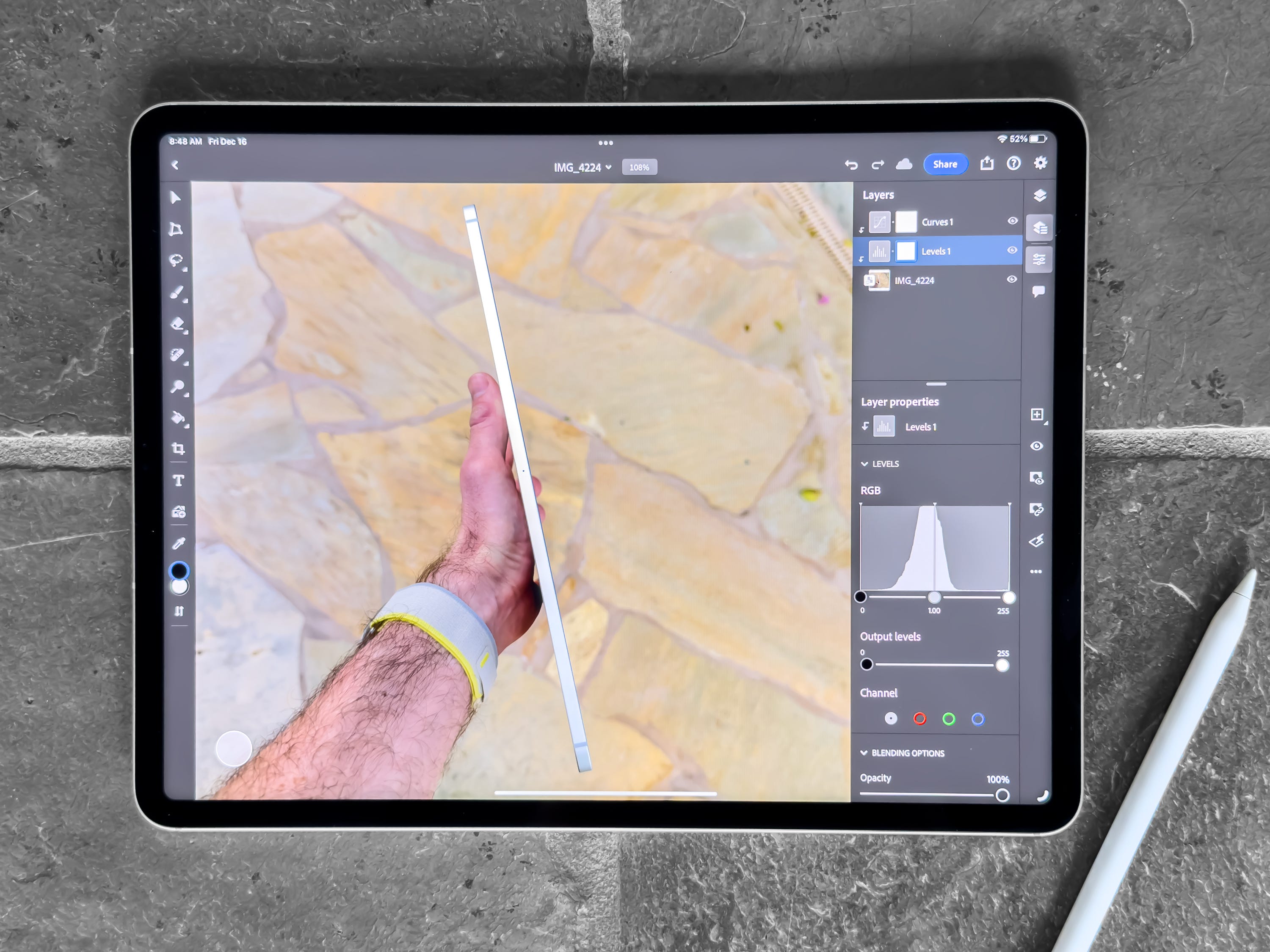 Apple 2022 iPad Pro mit Photoshop und Apple Pencil an der Seite.