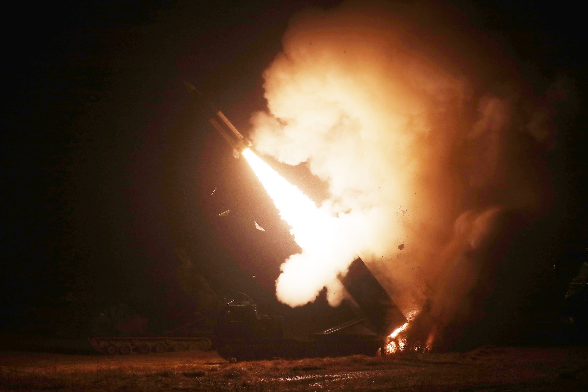 Eine ATACMS-Rakete wird nachts abgefeuert