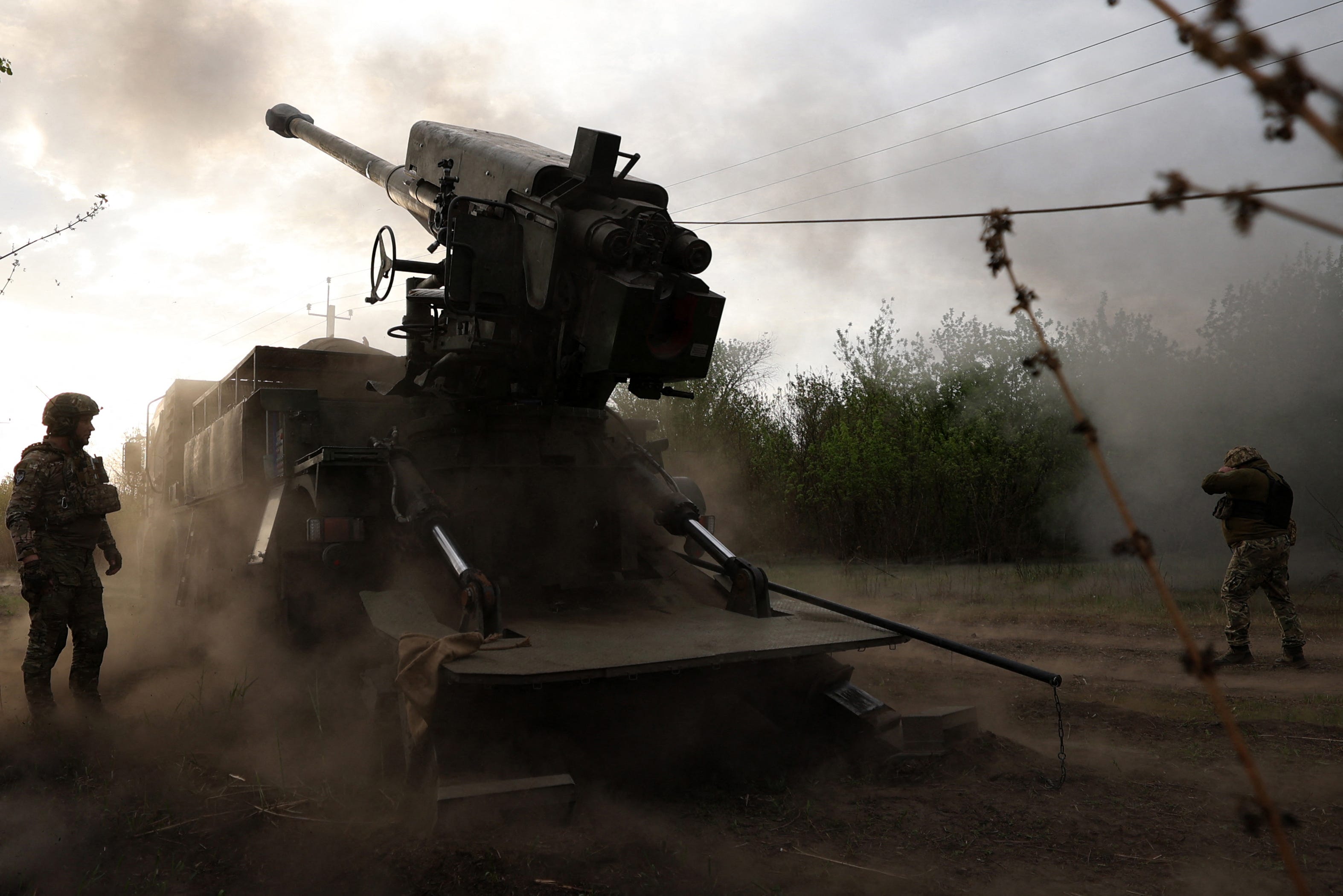 Kanoniere der 43. Separaten Mechanisierten Brigade der Streitkräfte der Ukraine feuern am 21. April 2024 auf eine russische Stellung in der Region Charkiw.