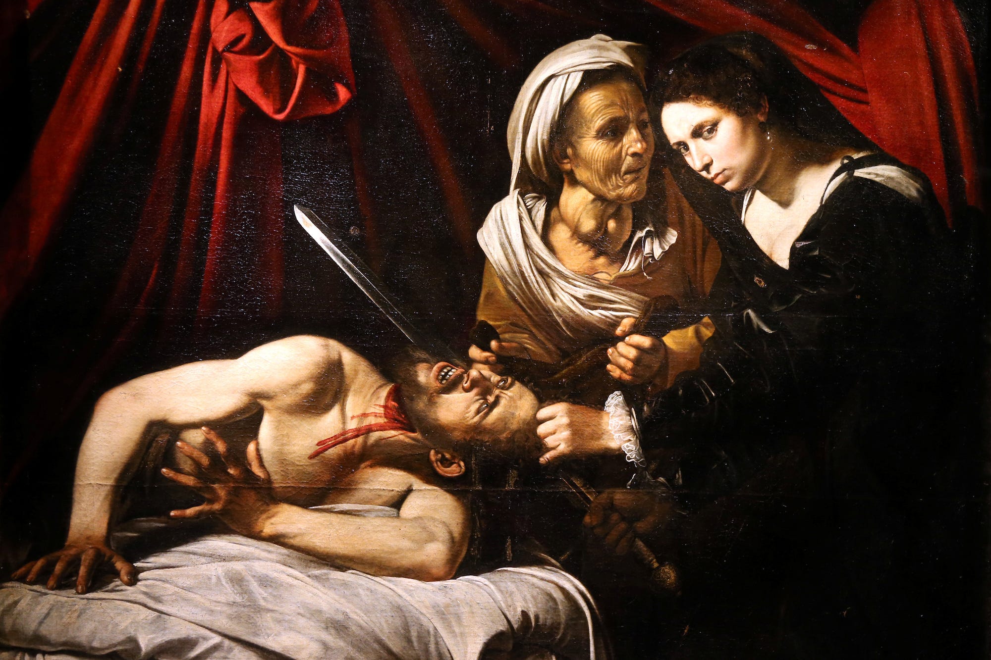 Das während seiner Präsentation in Paris abgebildete Gemälde mit dem Titel „Judith enthauptet Holofernes“ wird dem italienischen Meister Caravaggio zugeschrieben