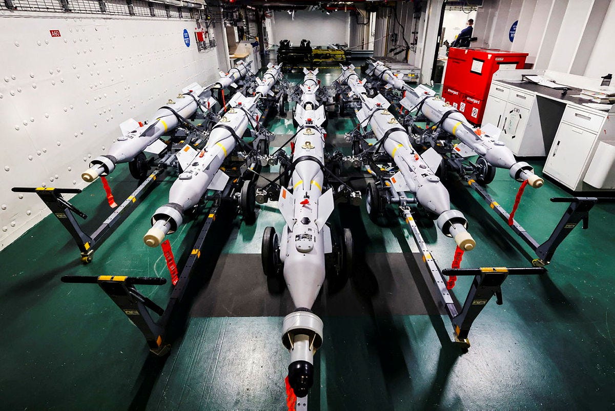 Zehn lasergelenkte Paveway-Bomben auf dem Flugzeugträger HMS Queen Elizabeth