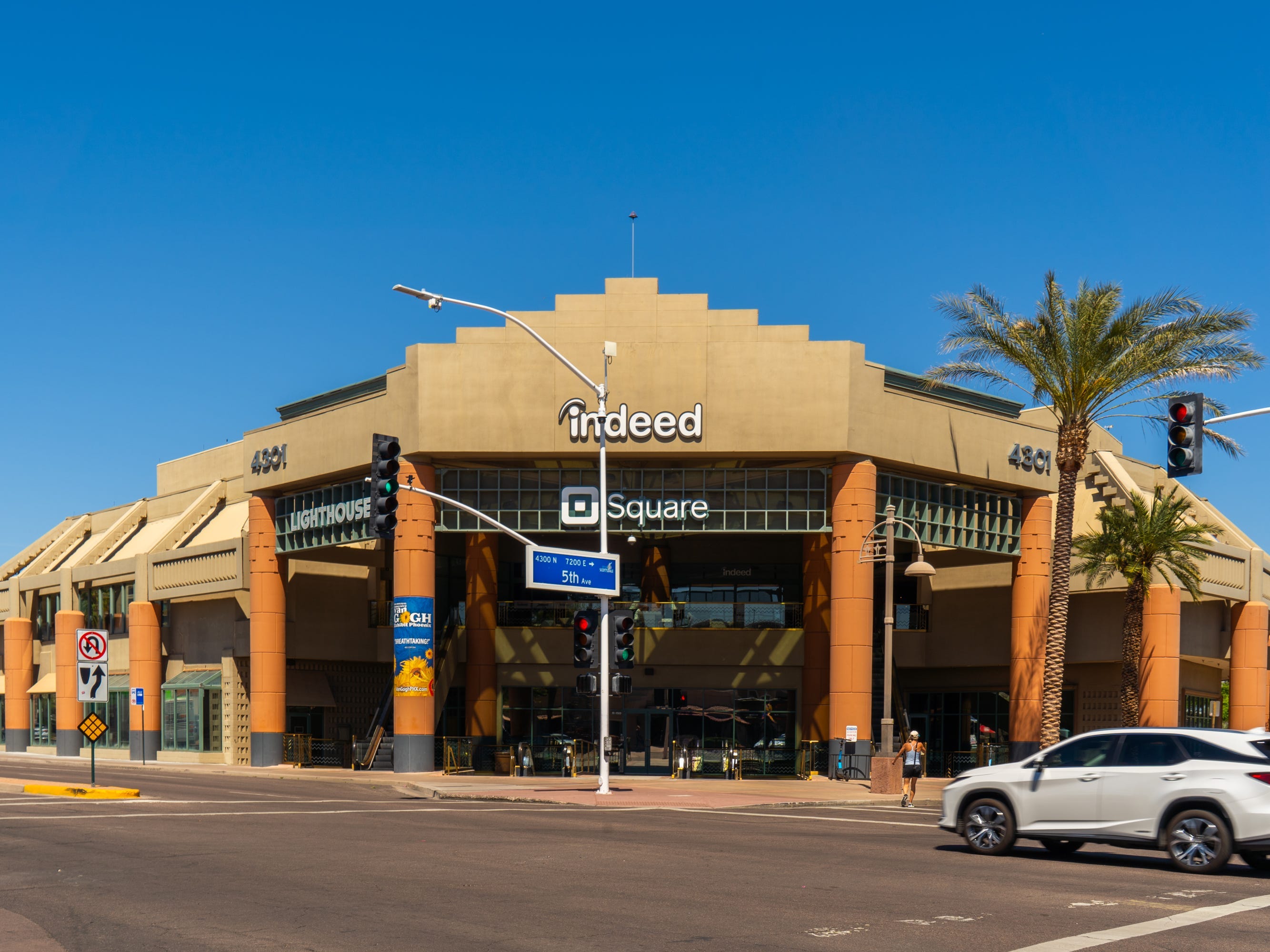 Ein Geschäftsgebäude aus Lehmziegeln an einer Kreuzung an einem Tag mit strahlend blauem Himmel