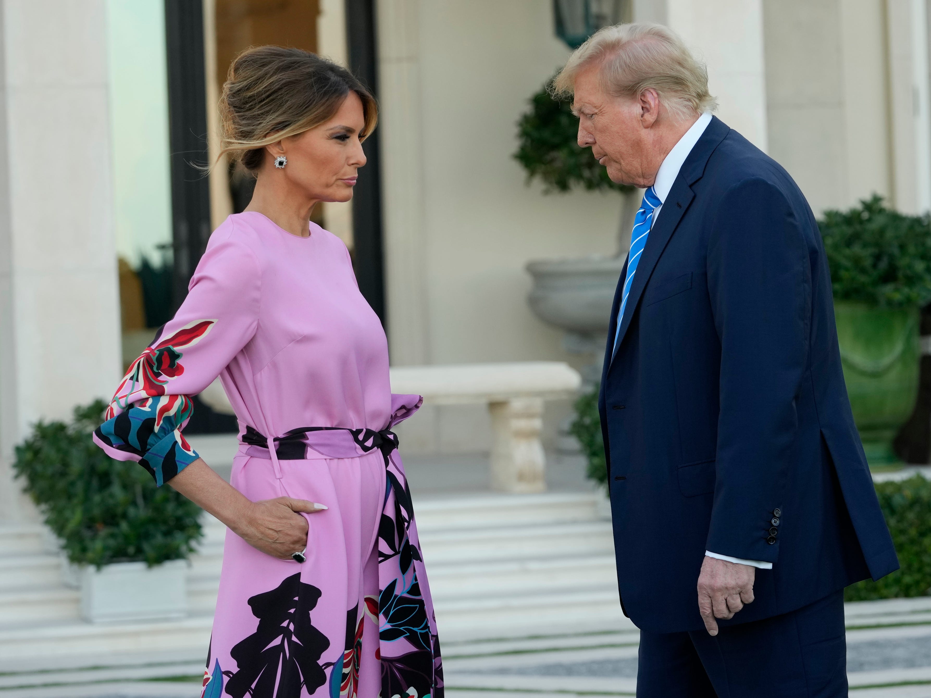 Melania Trump steht neben ihrem Ehemann Donald Trump