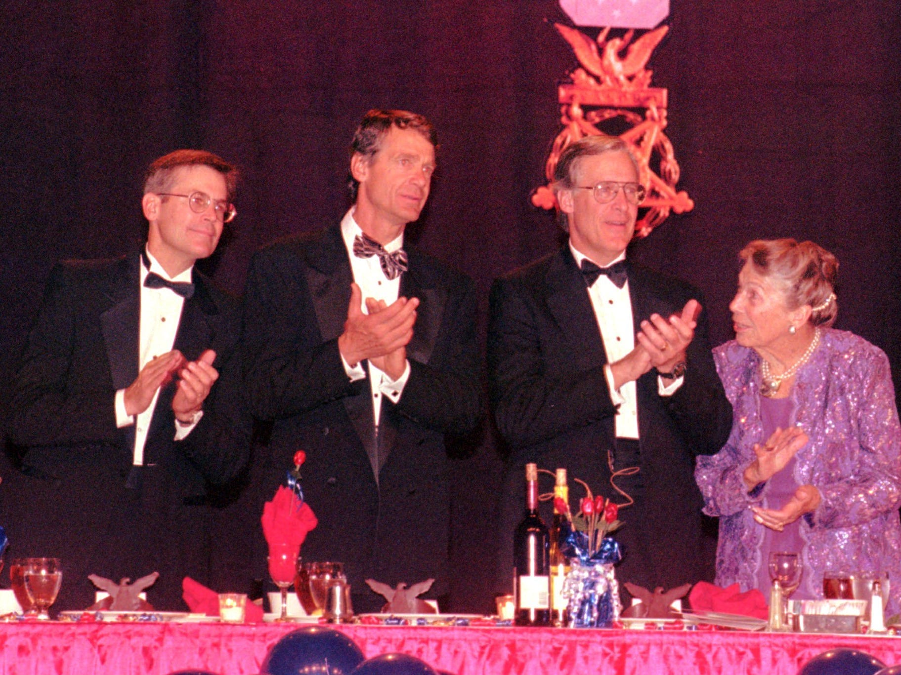 Jim Walton, John Walton, Rob Walton und Helen Walton klatschen bei einem Bankett
