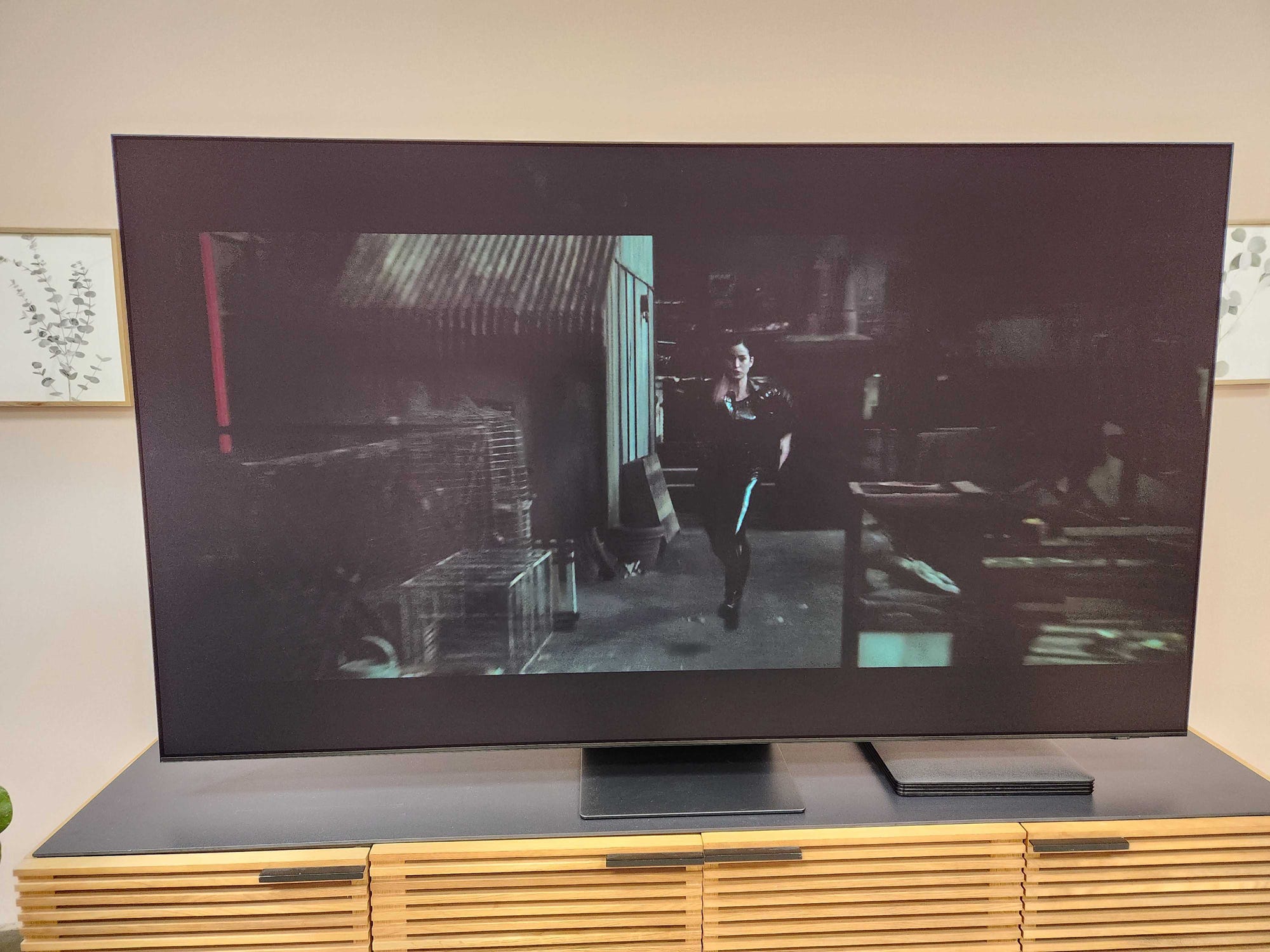 Eine Szene aus „The Matrix“, die auf einem Samsung S95D-Fernseher gezeigt wird.