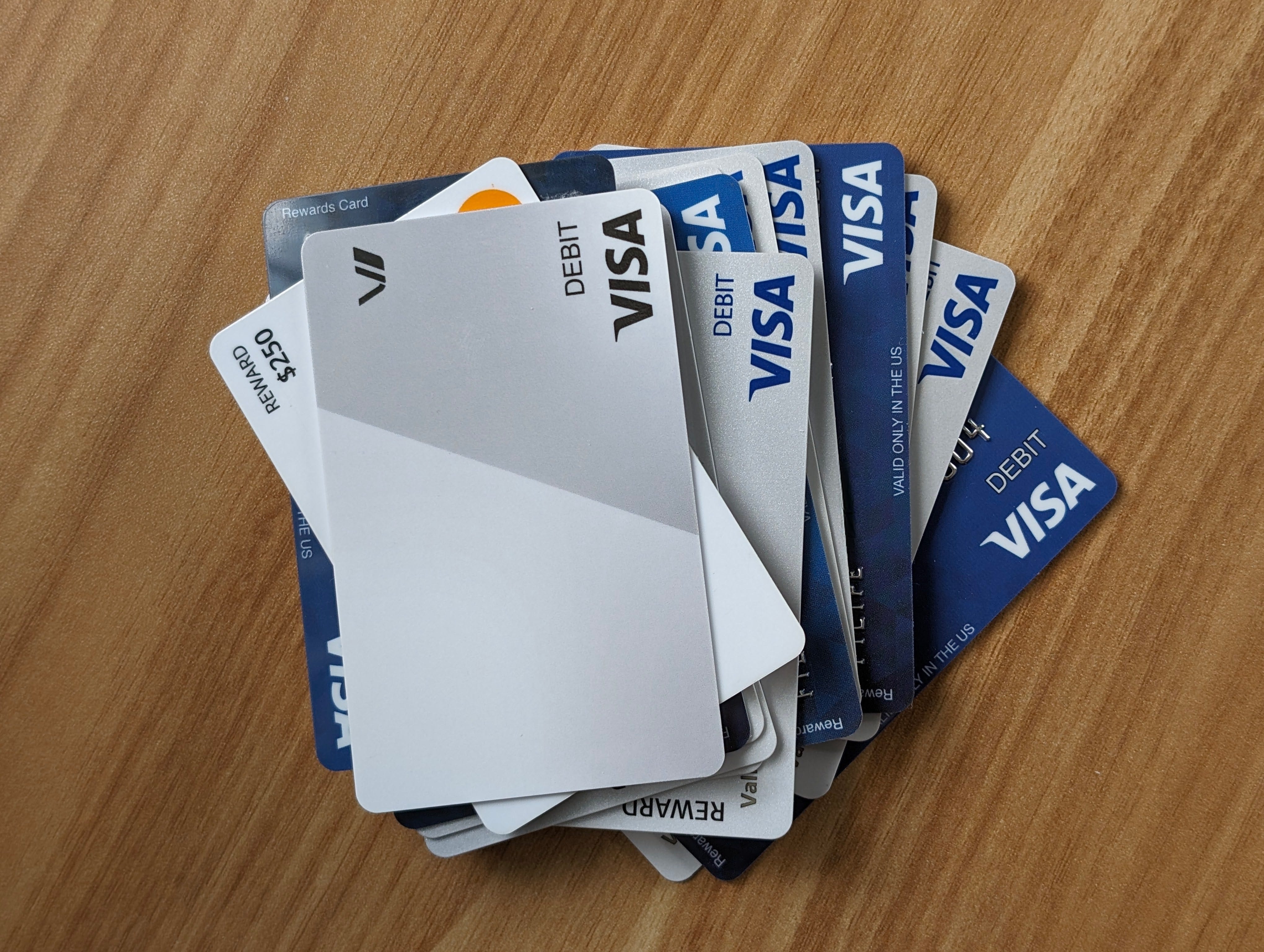 Ein Stapel von etwa einem Dutzend Visa-Geschenkkarten auf einem Tisch