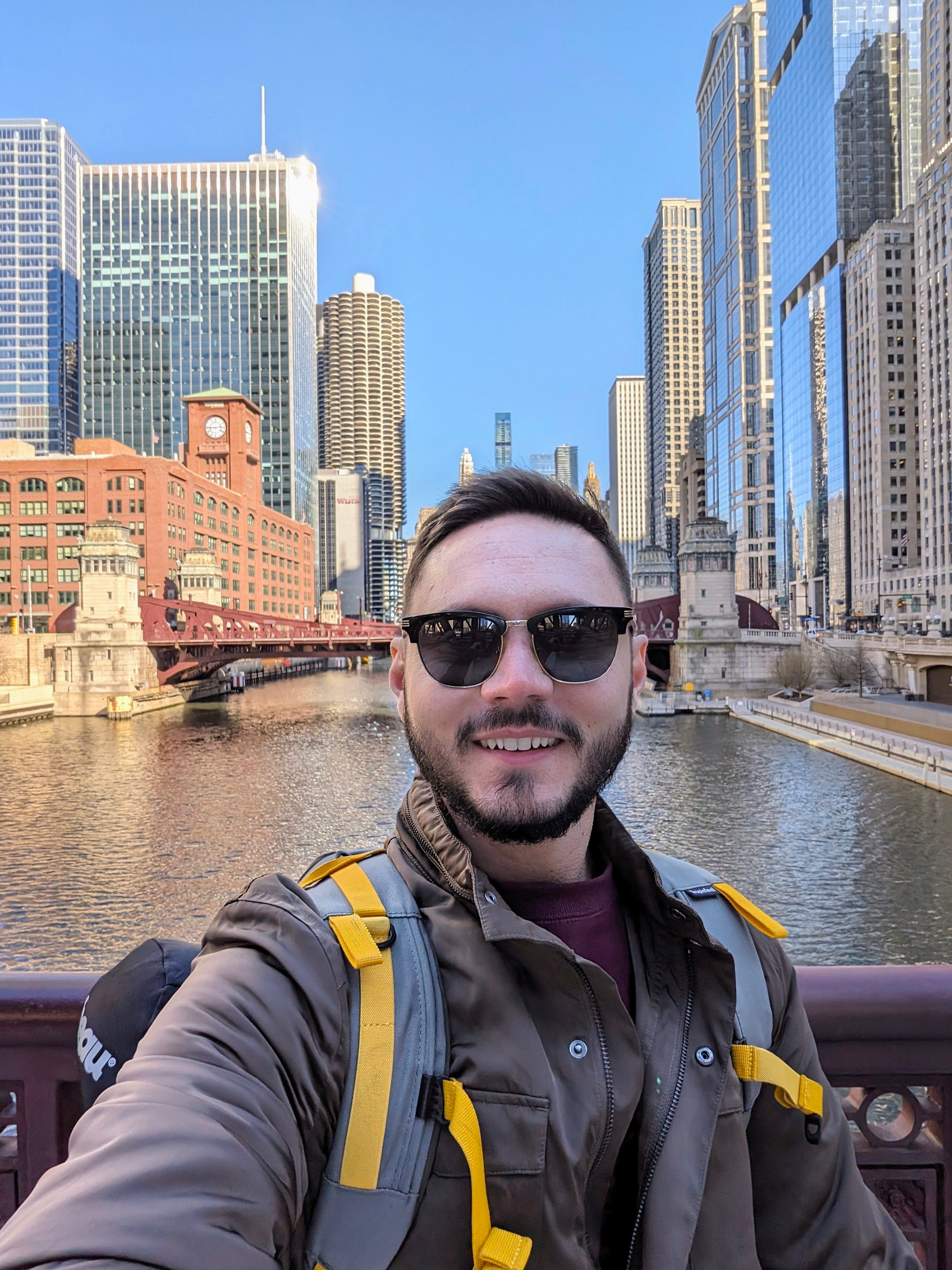 Selfie von Filipe beim Überqueren einer Brücke am Chicago River