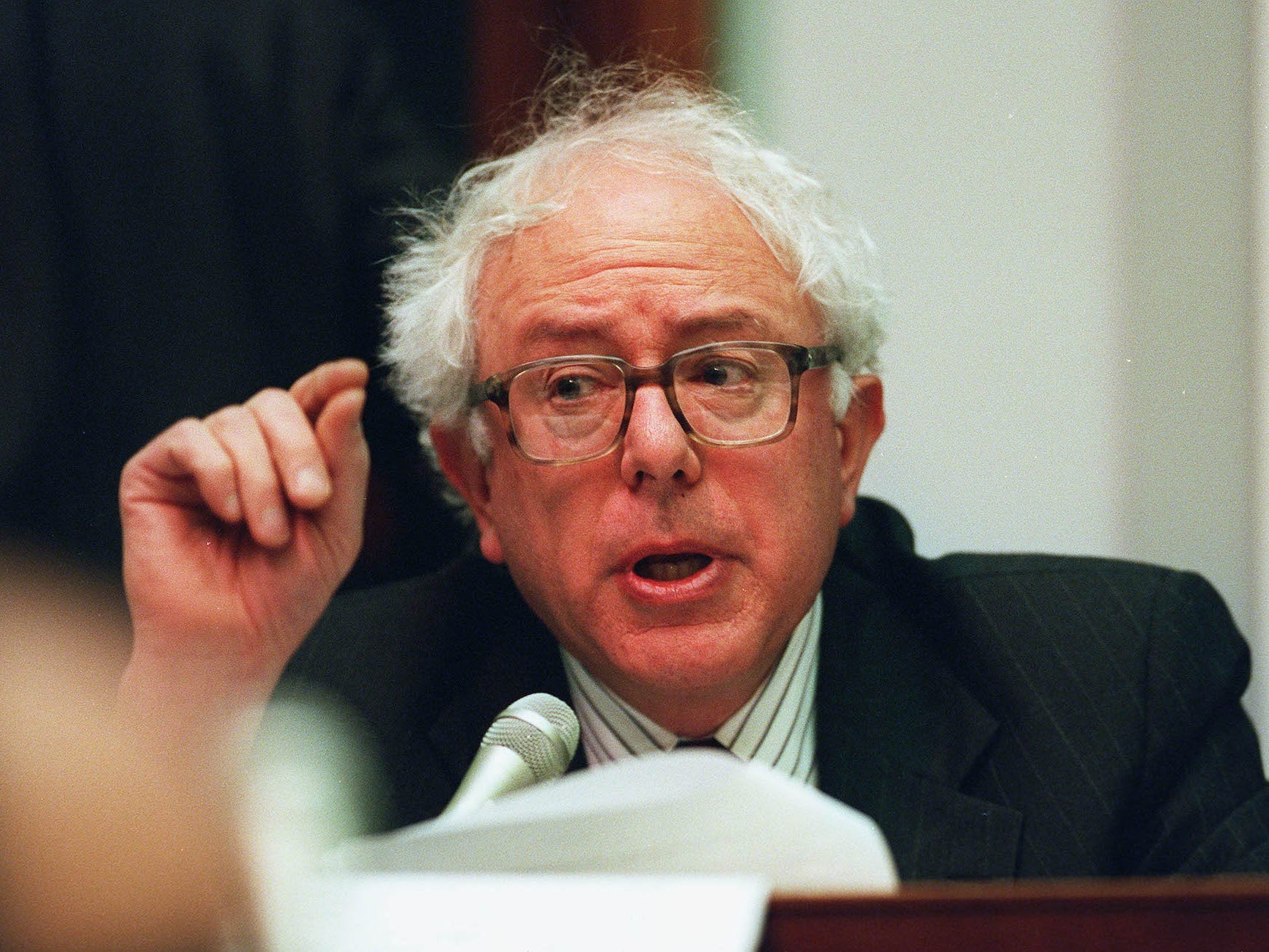 Sanders bei einer Anhörung im Repräsentantenhaus im Jahr 1998.