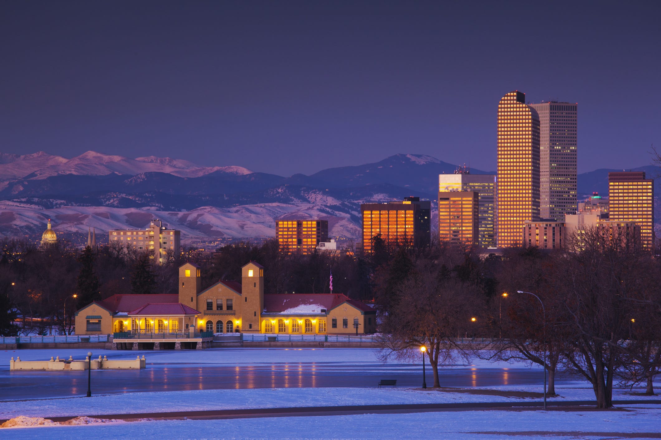 Skyline von Denver, Colorado hinter dem City Park