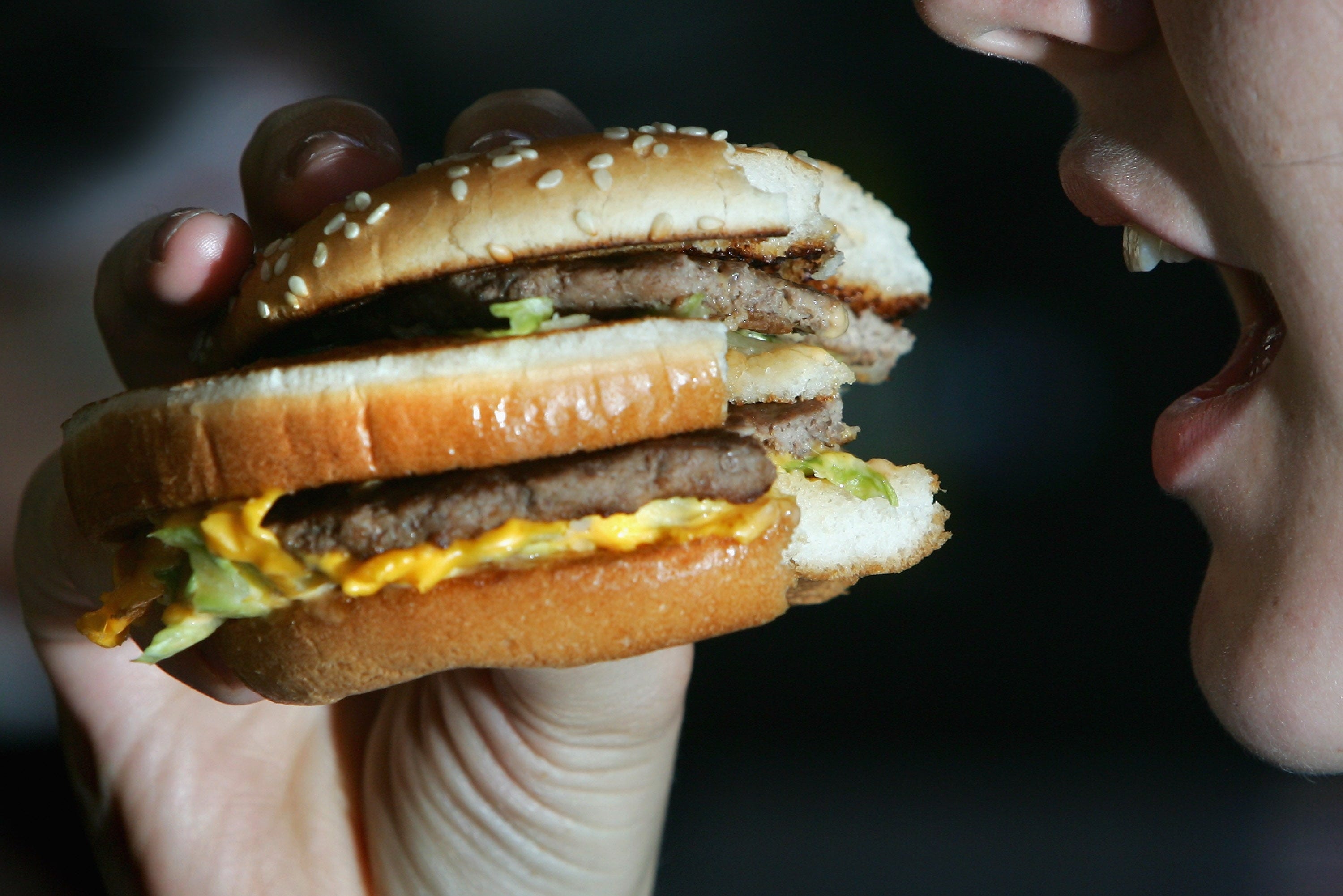 Eine Frau isst einen Big-Mac-Burger.